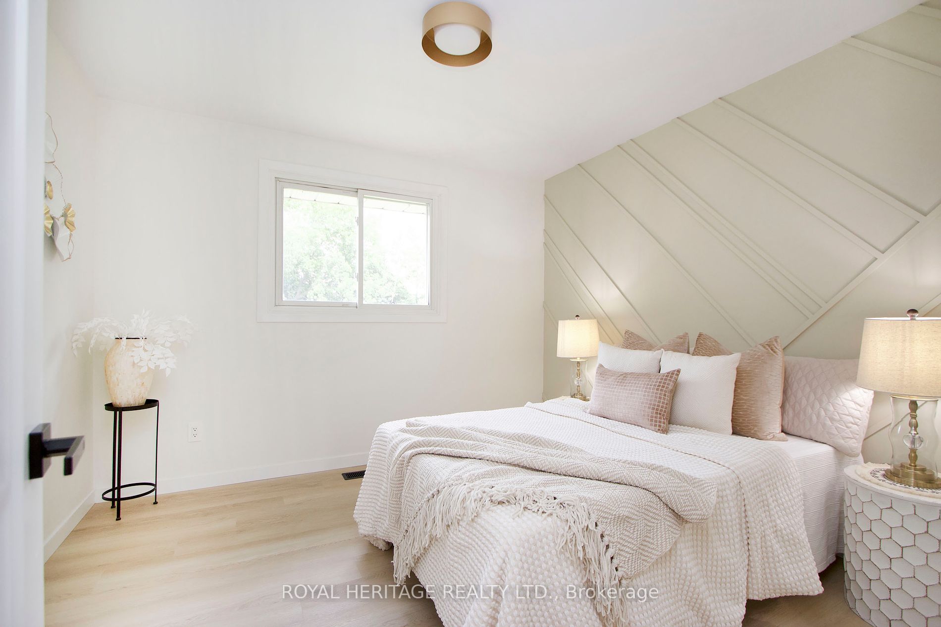 689 Cedarvale Cres Property Photo 4