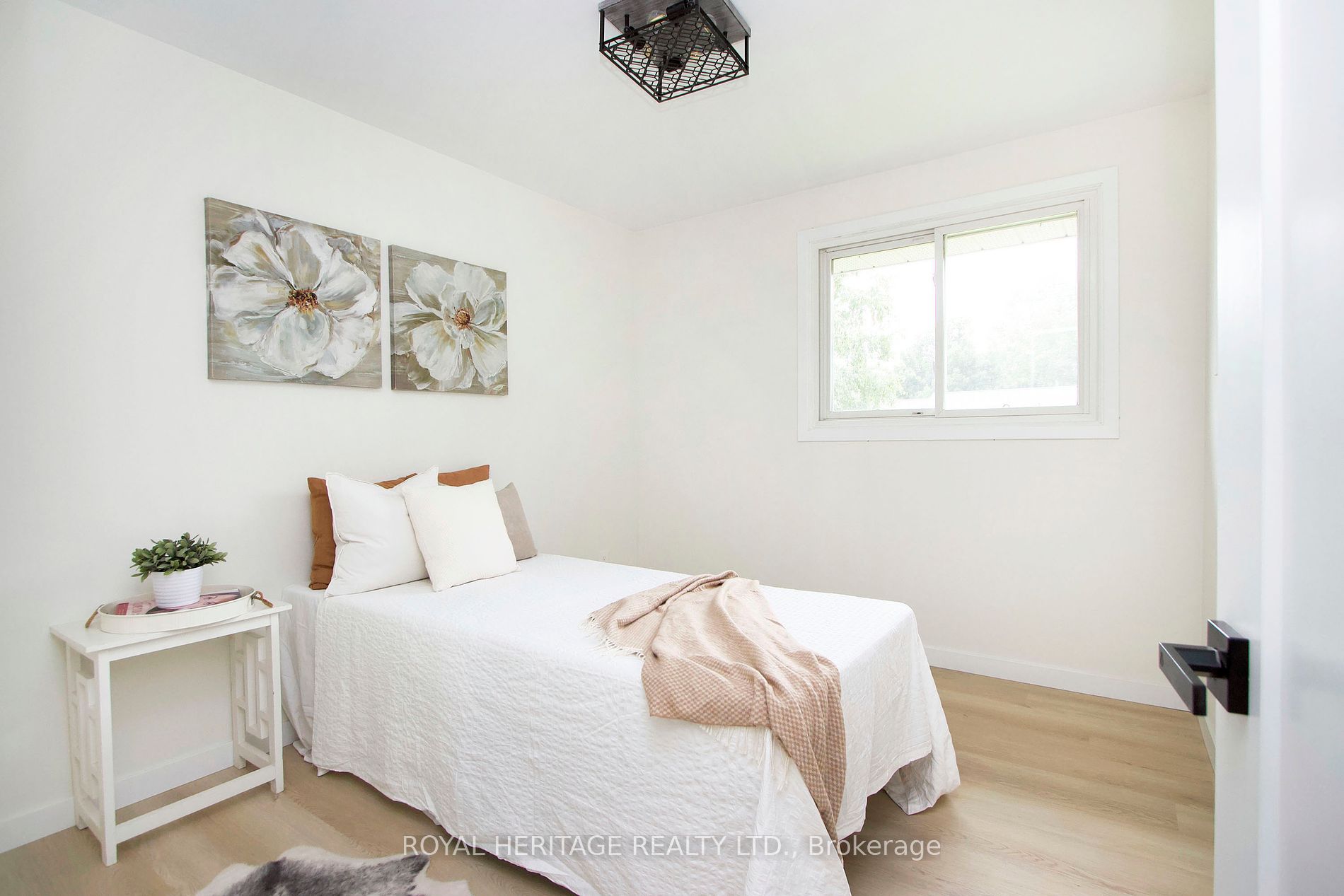 689 Cedarvale Cres Property Photo 5