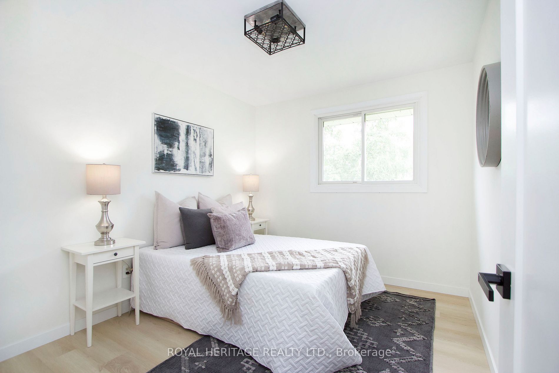 689 Cedarvale Cres Property Photo 6
