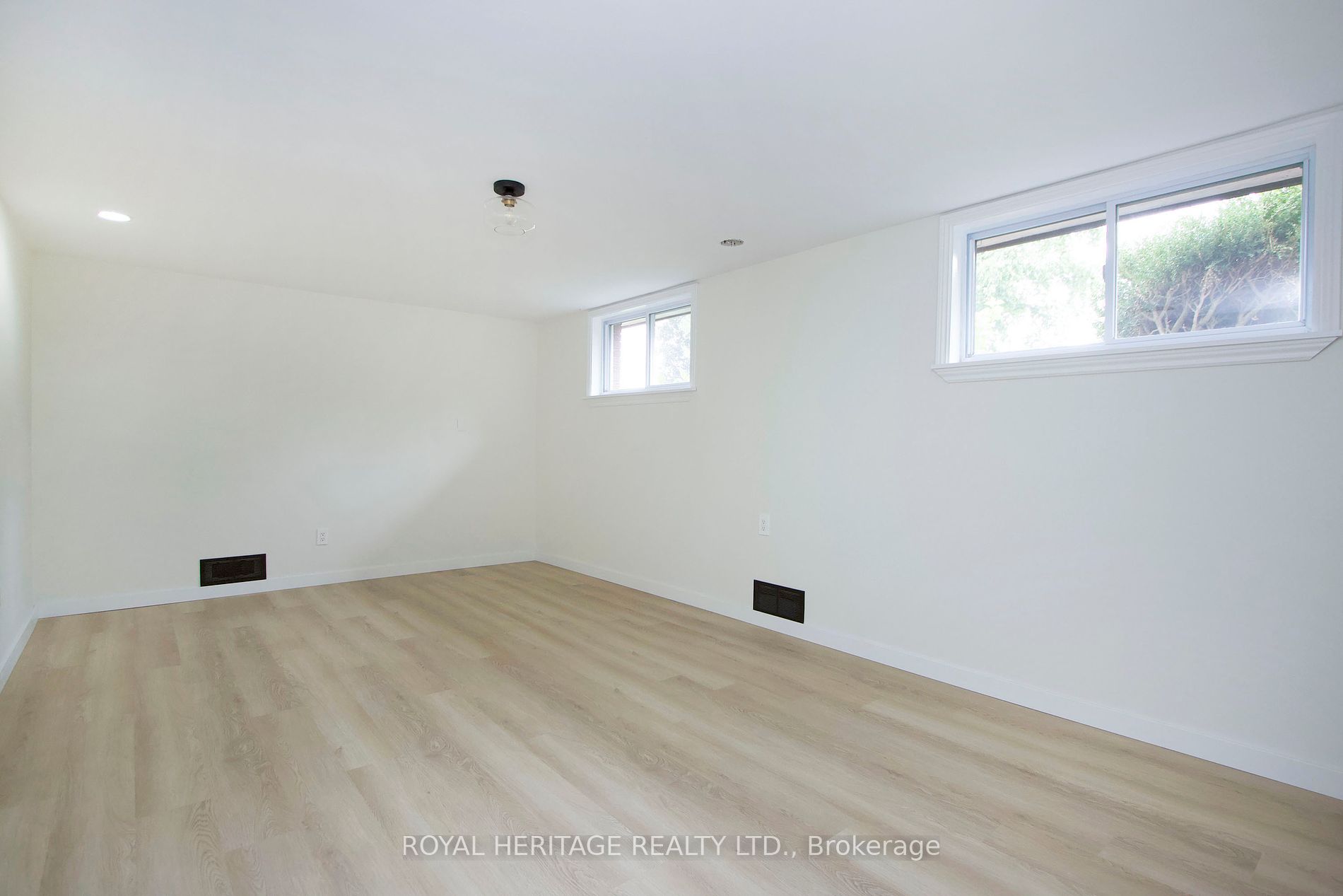 689 Cedarvale Cres Property Photo 14