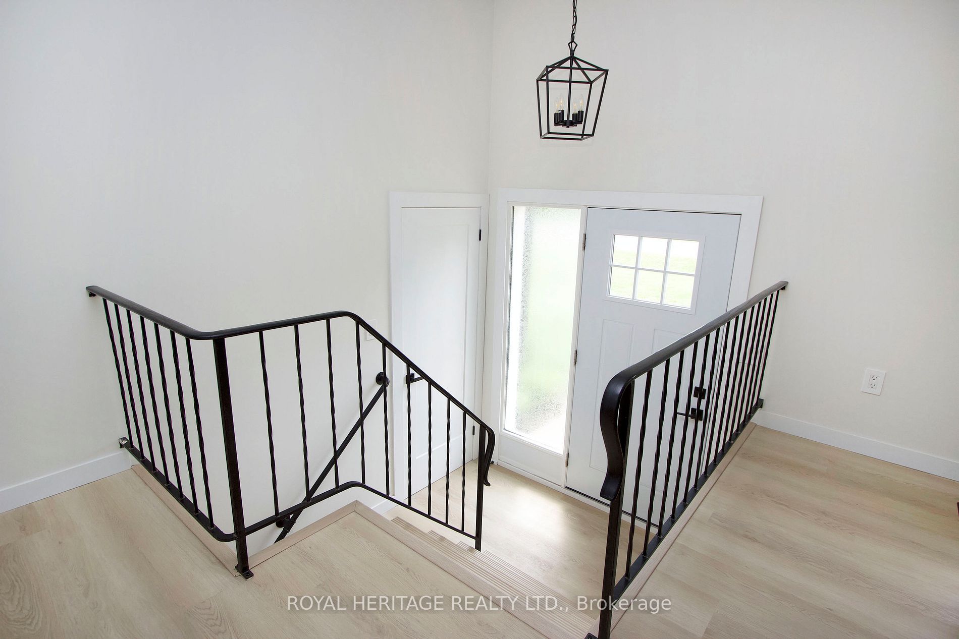 689 Cedarvale Cres Property Photo 19
