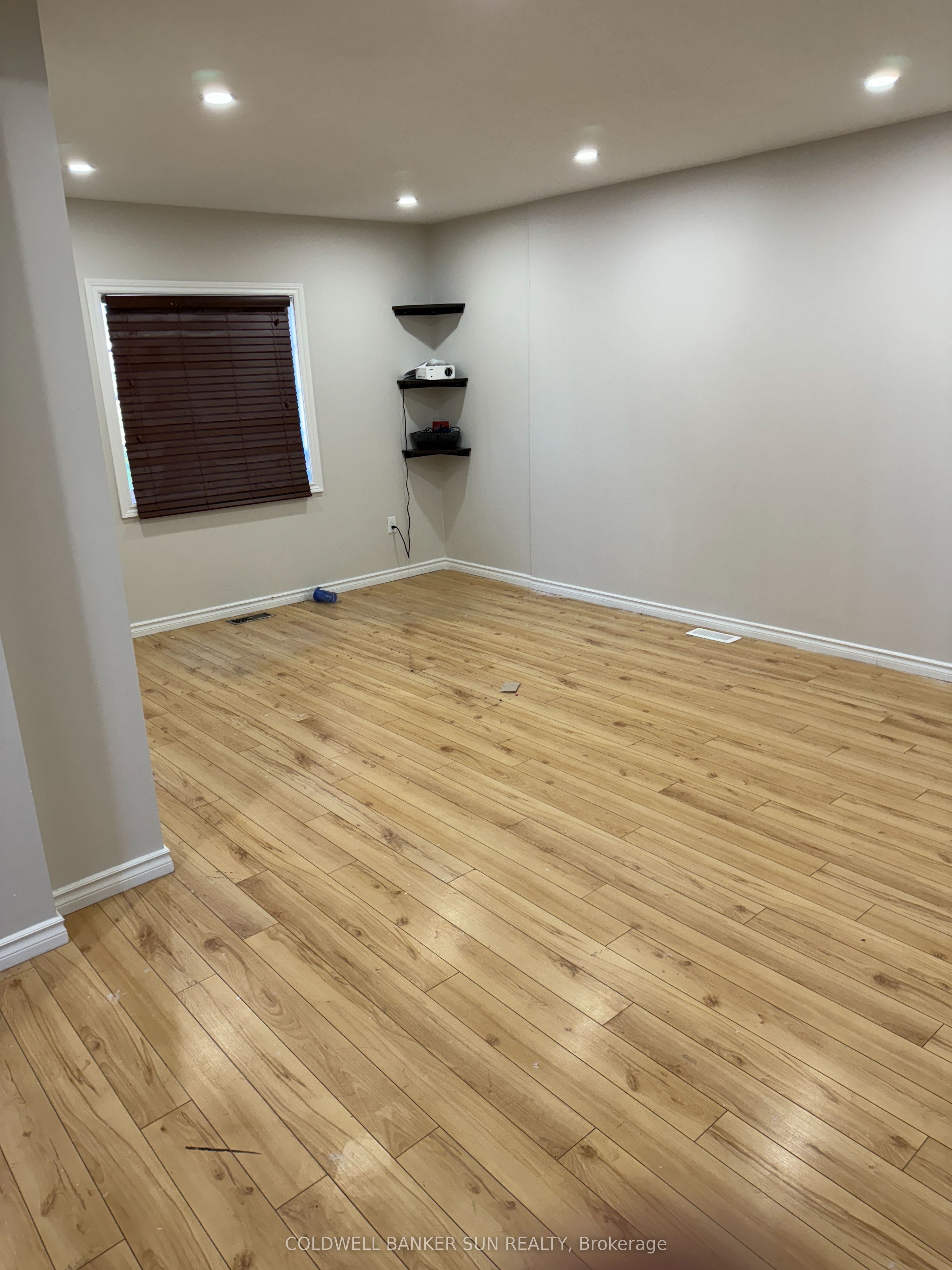 560 Athlone Ave Property Photo 8