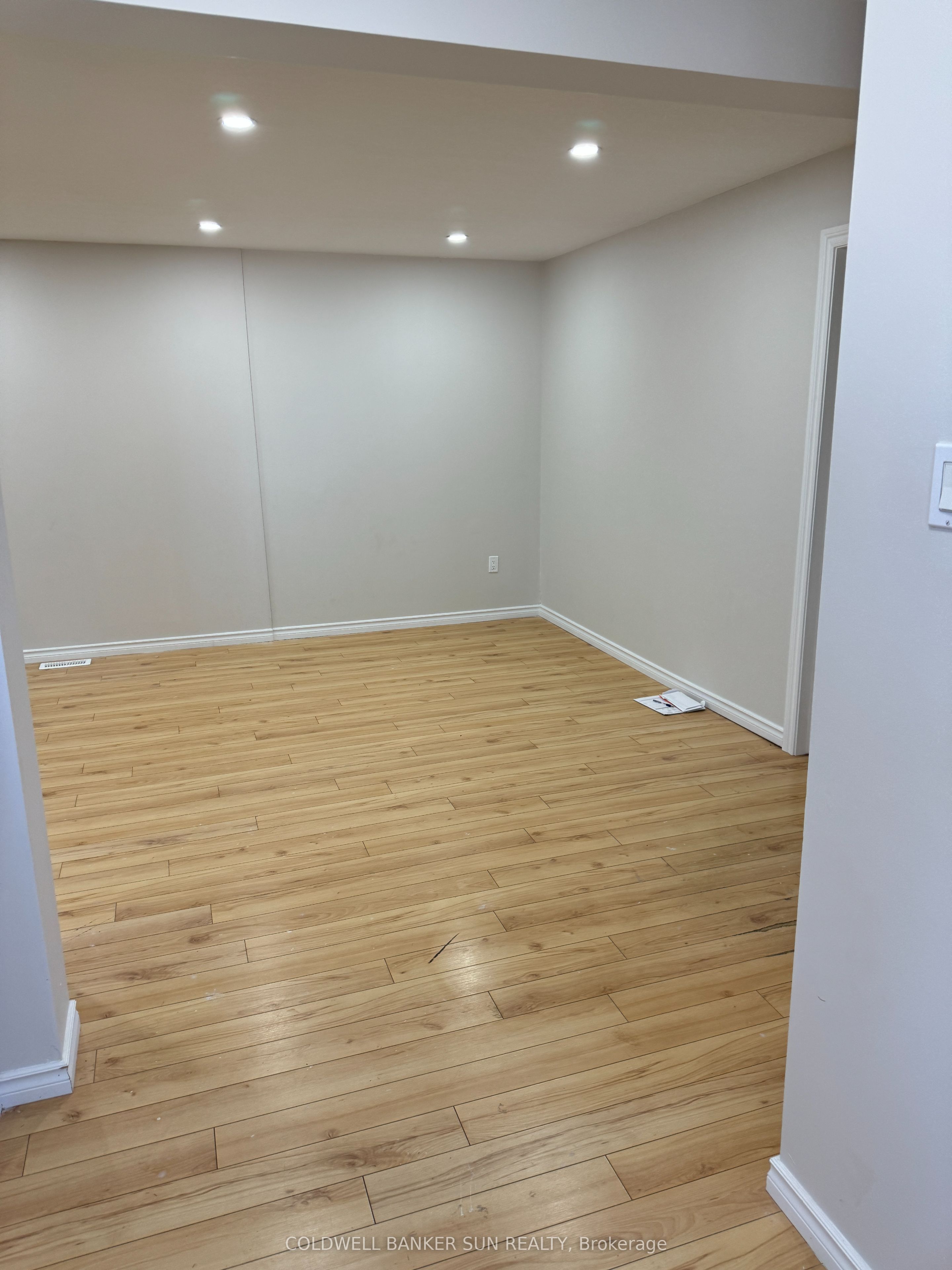 560 Athlone Ave Property Photo 9