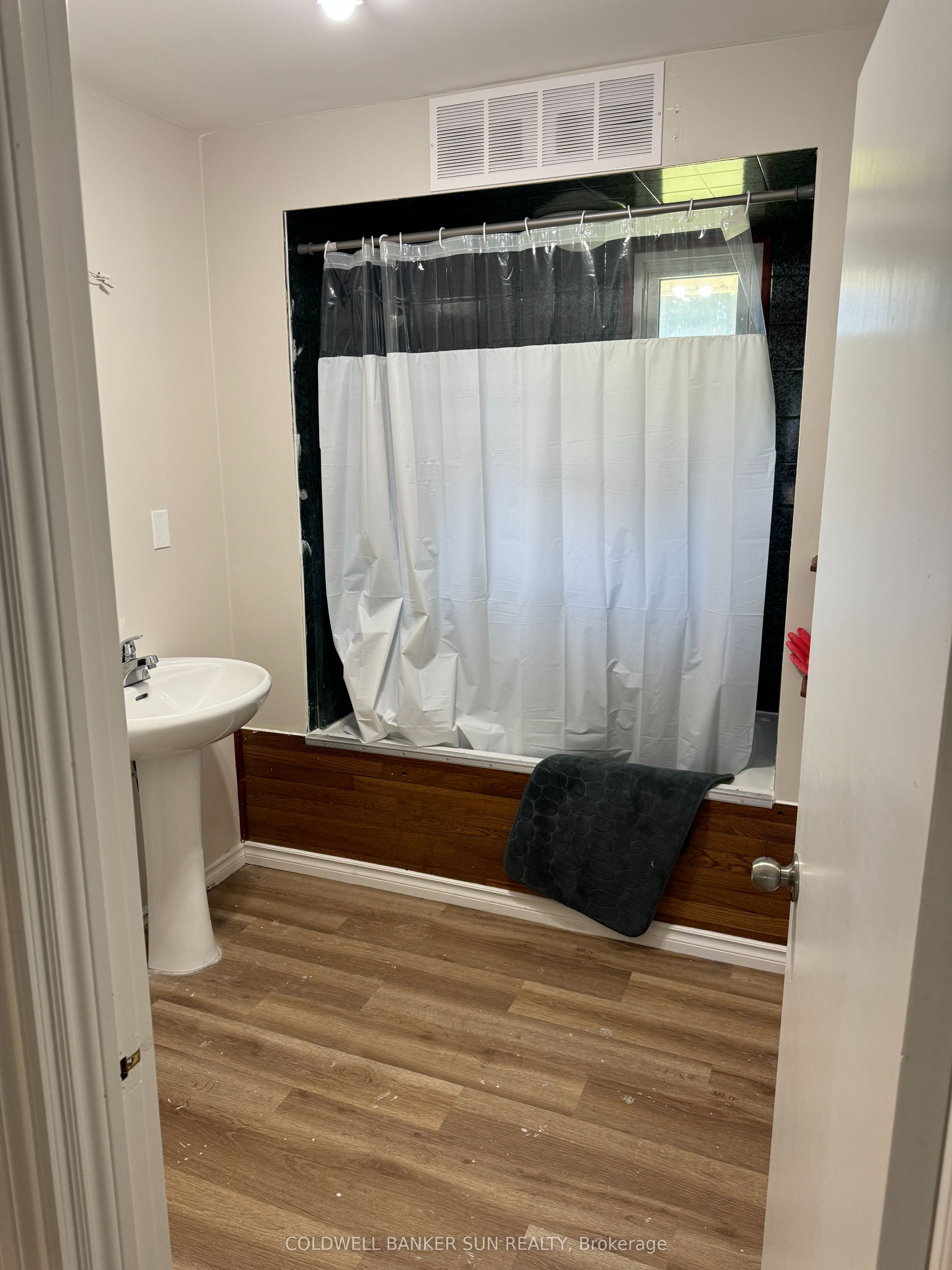 560 Athlone Ave Property Photo 10
