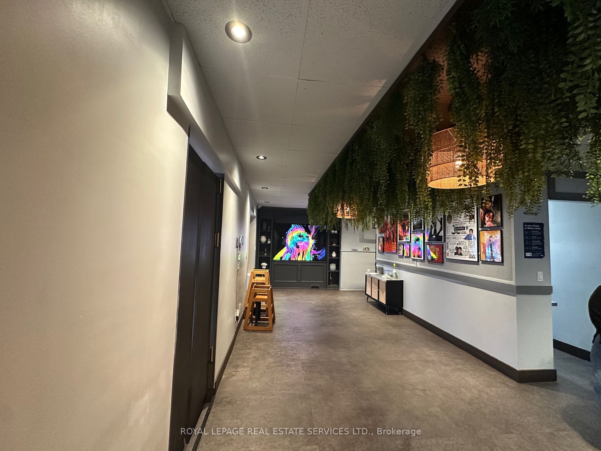 5470 Victoria Avenue Property Photo 6