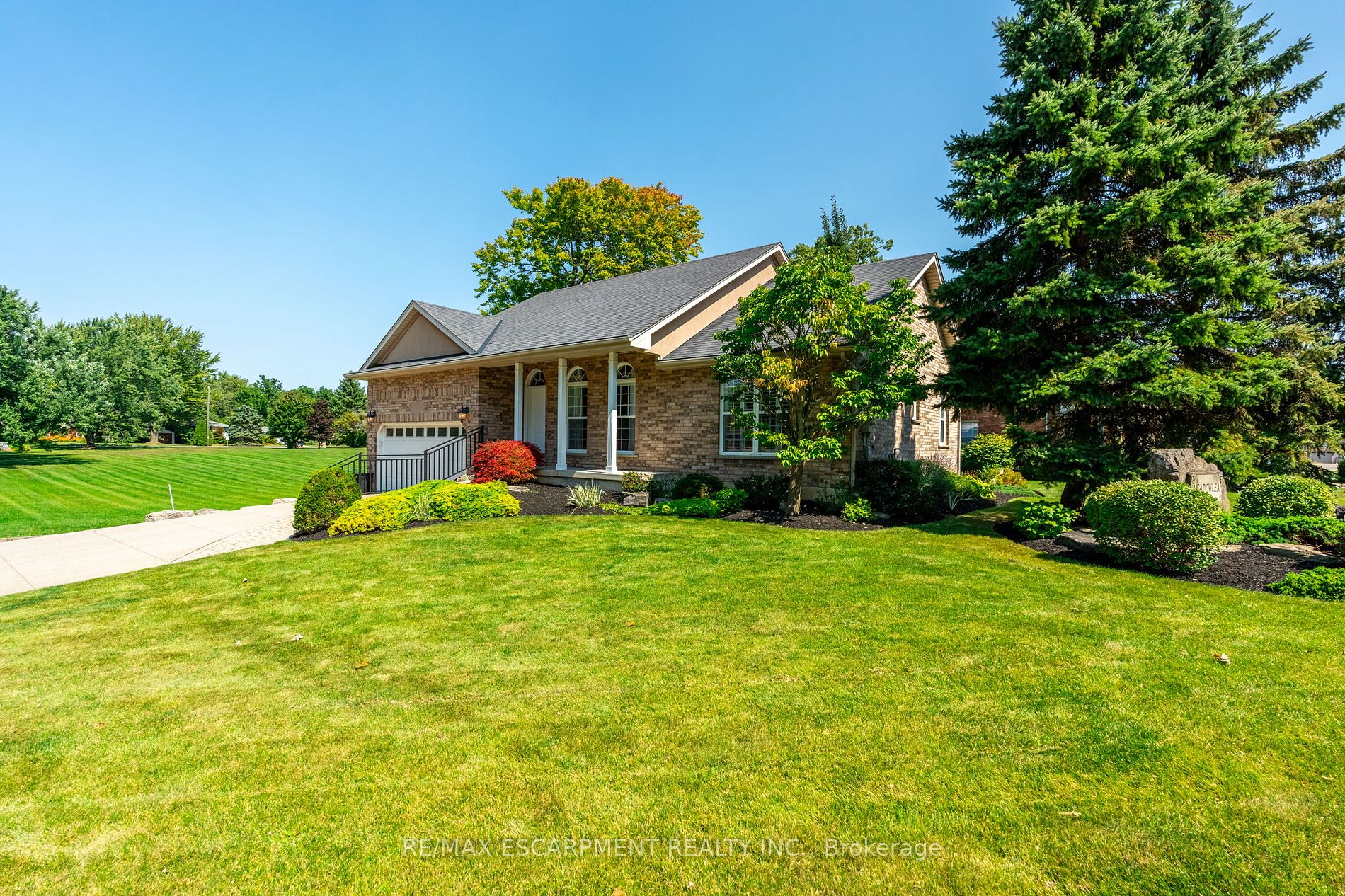 1 Meadowlea Crt Property Photo