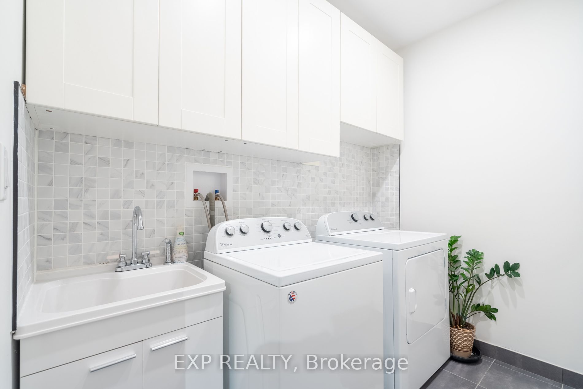 4 Concord Pl 4 Property Photo 32
