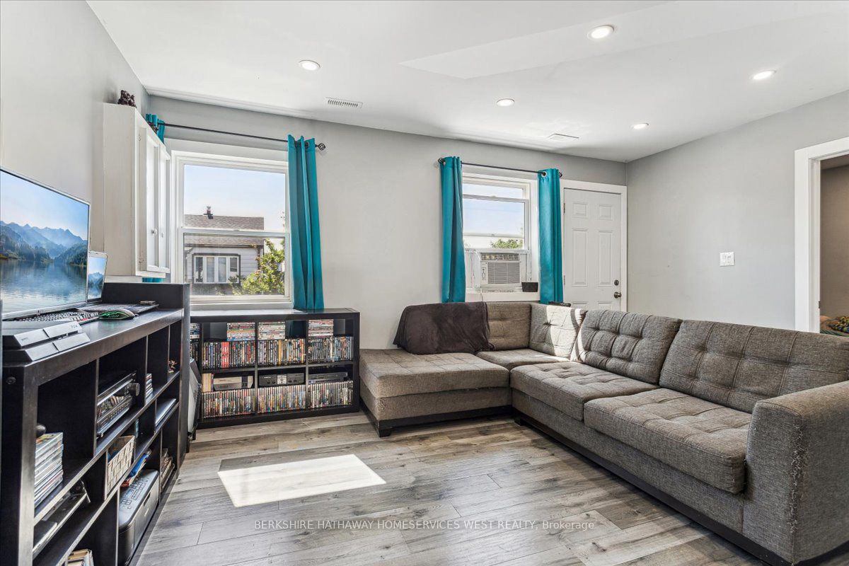 36 Sherbourne St Property Photo 2