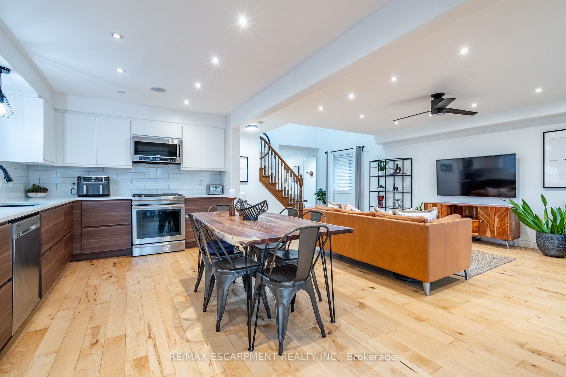 6 Newlove St Property Photo 3