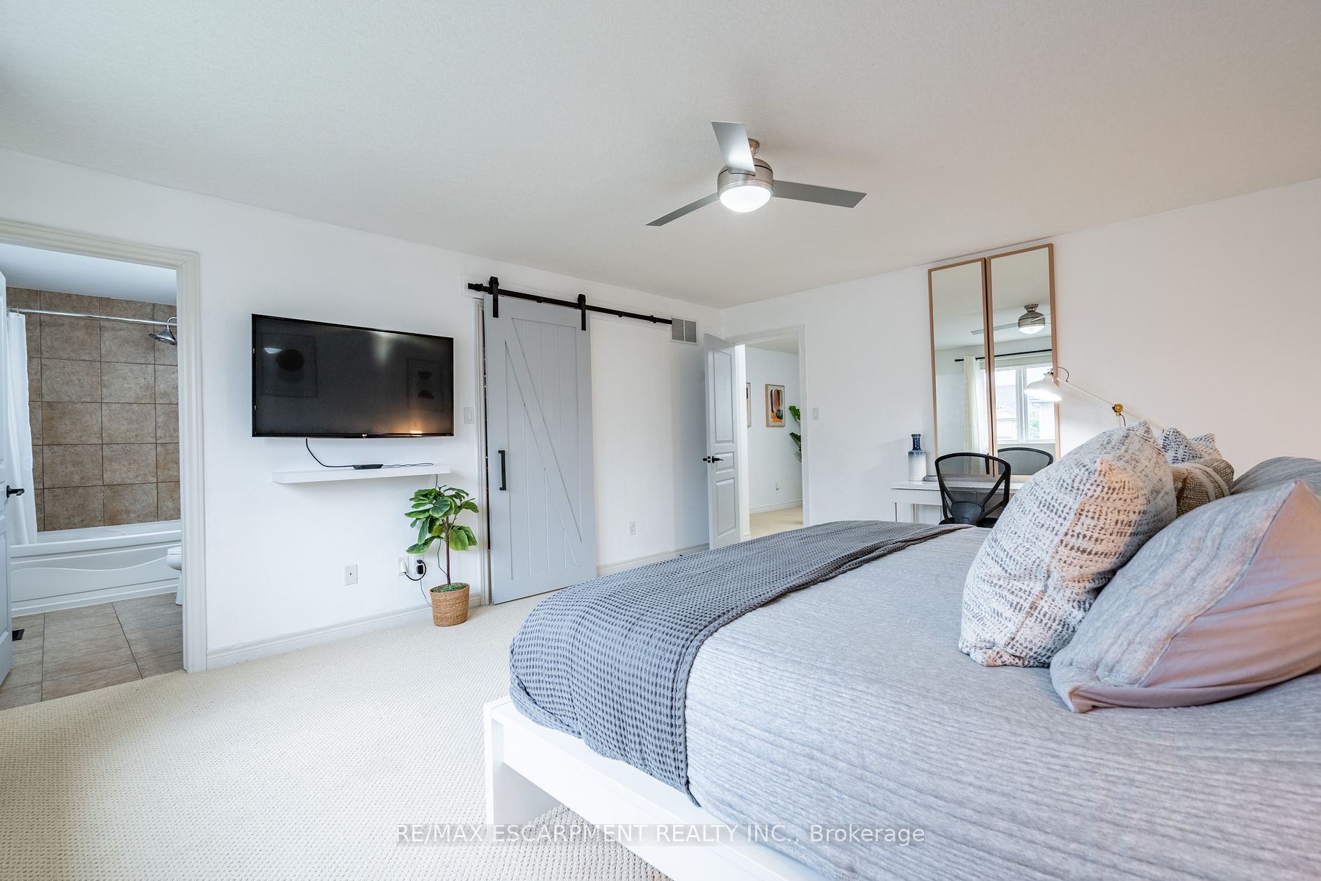 6 Newlove St Property Photo 18