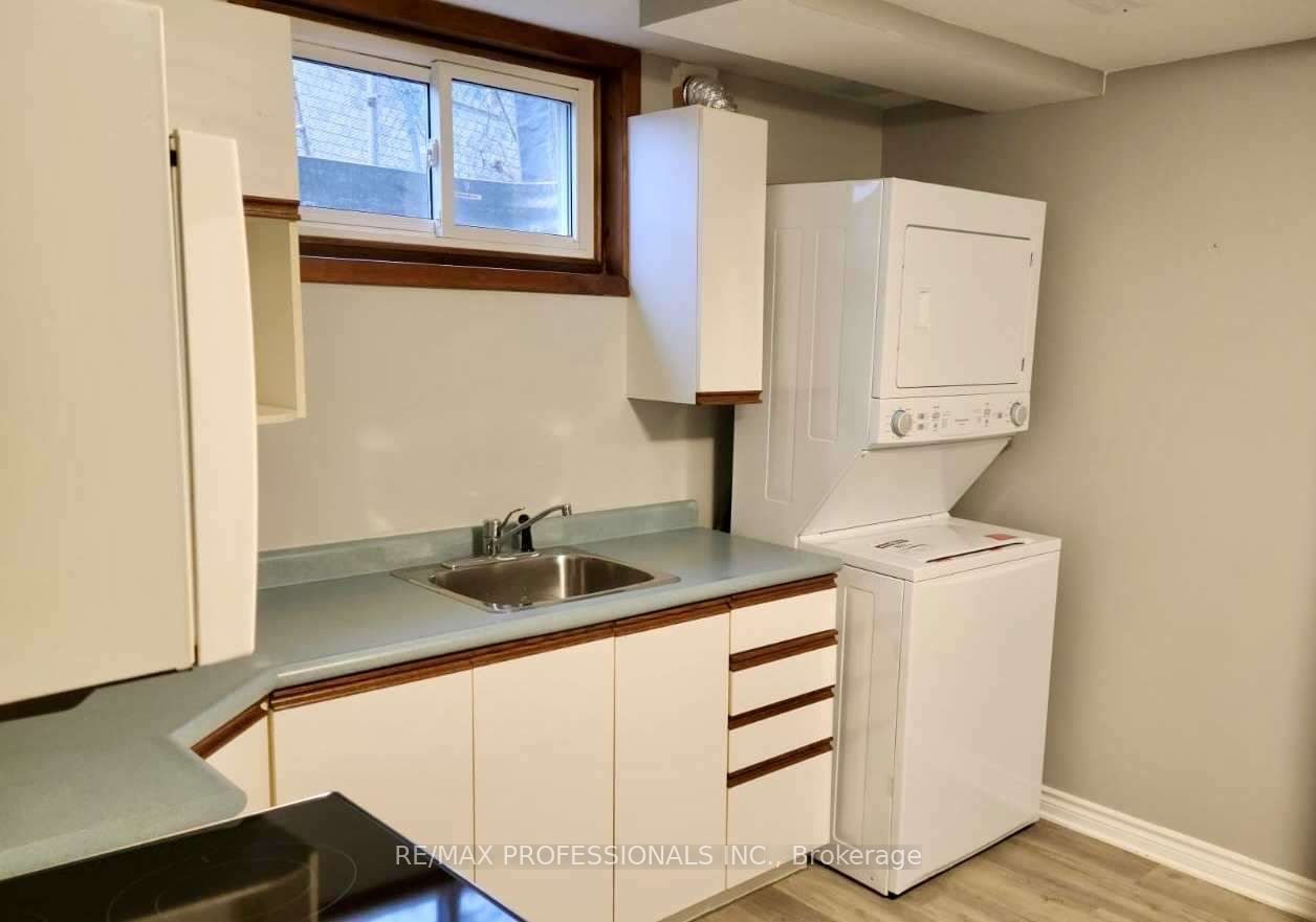 100 Larchwood Circ Property Photo 2