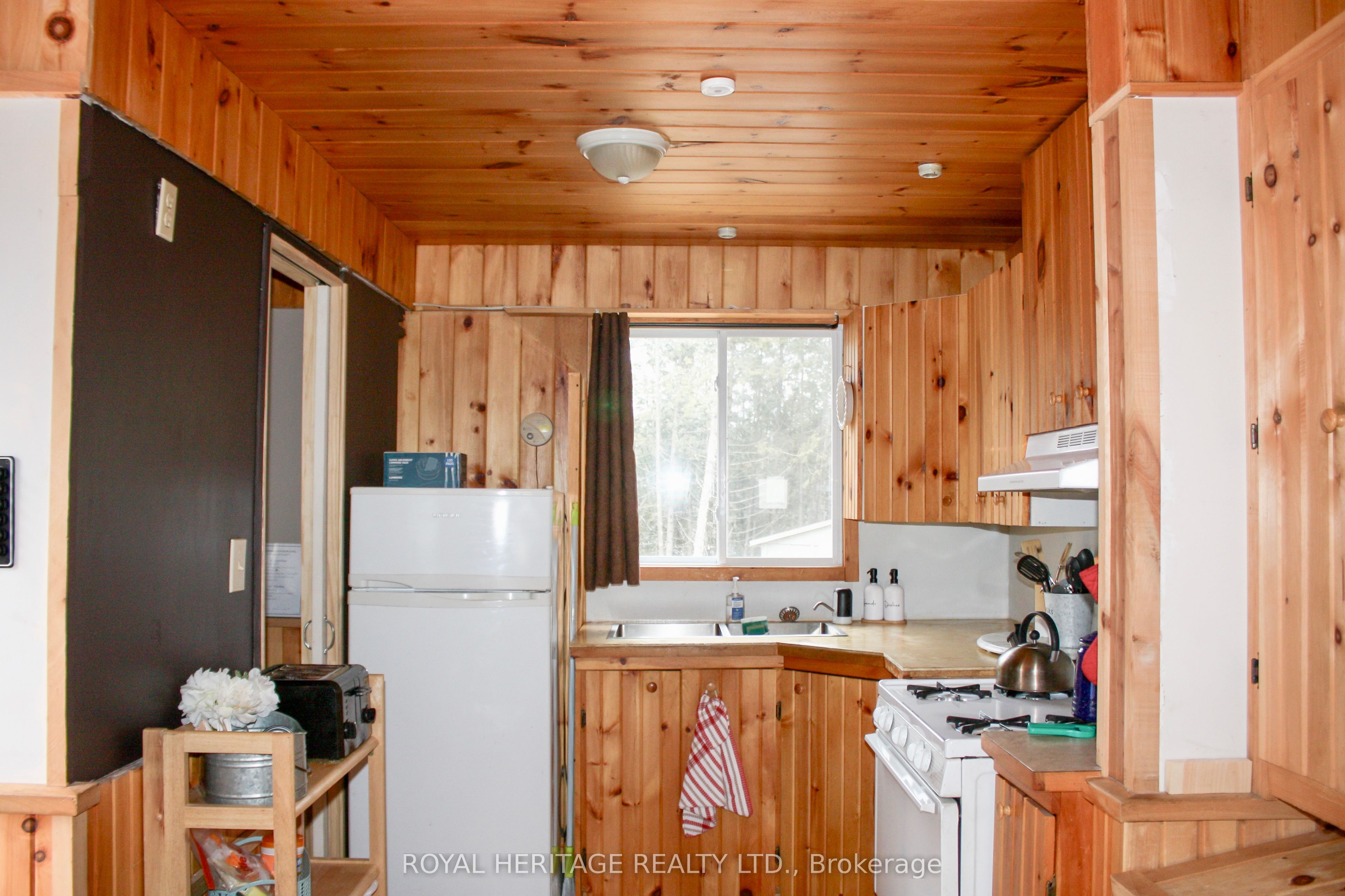 810 4th Line Property Photo 16
