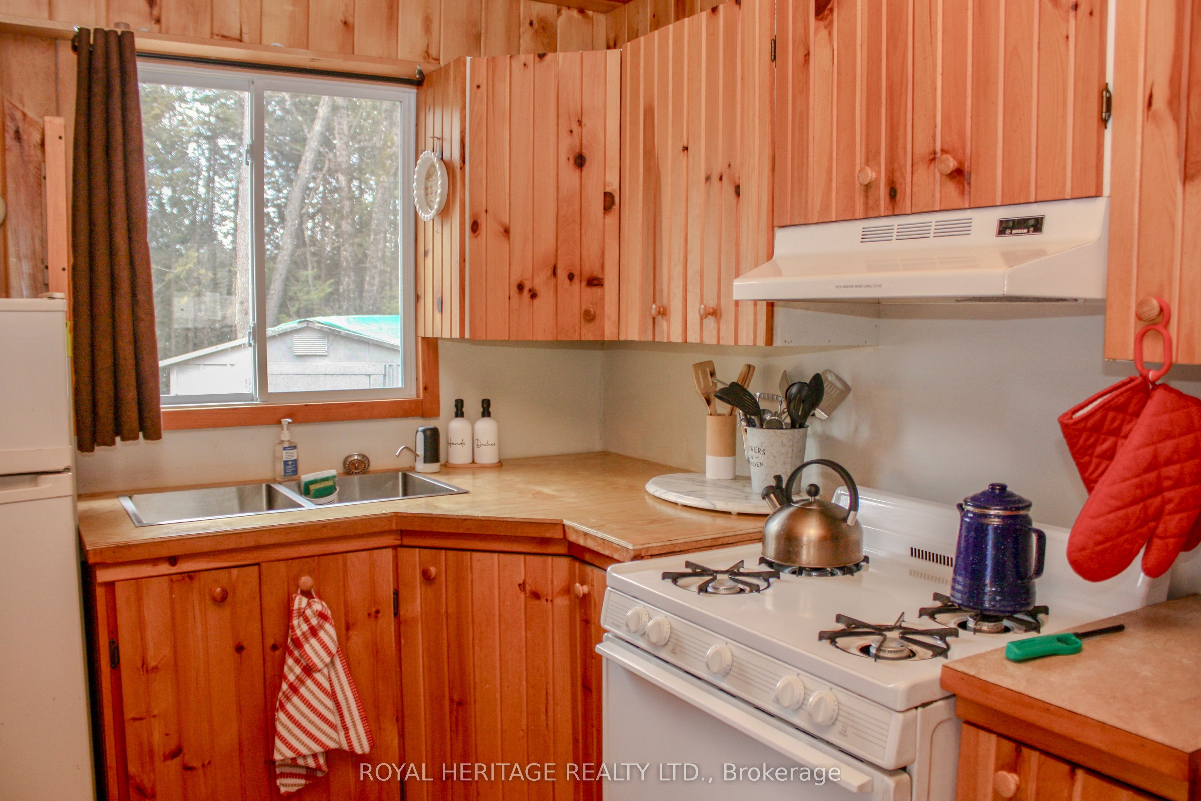 810 4th Line Property Photo 21