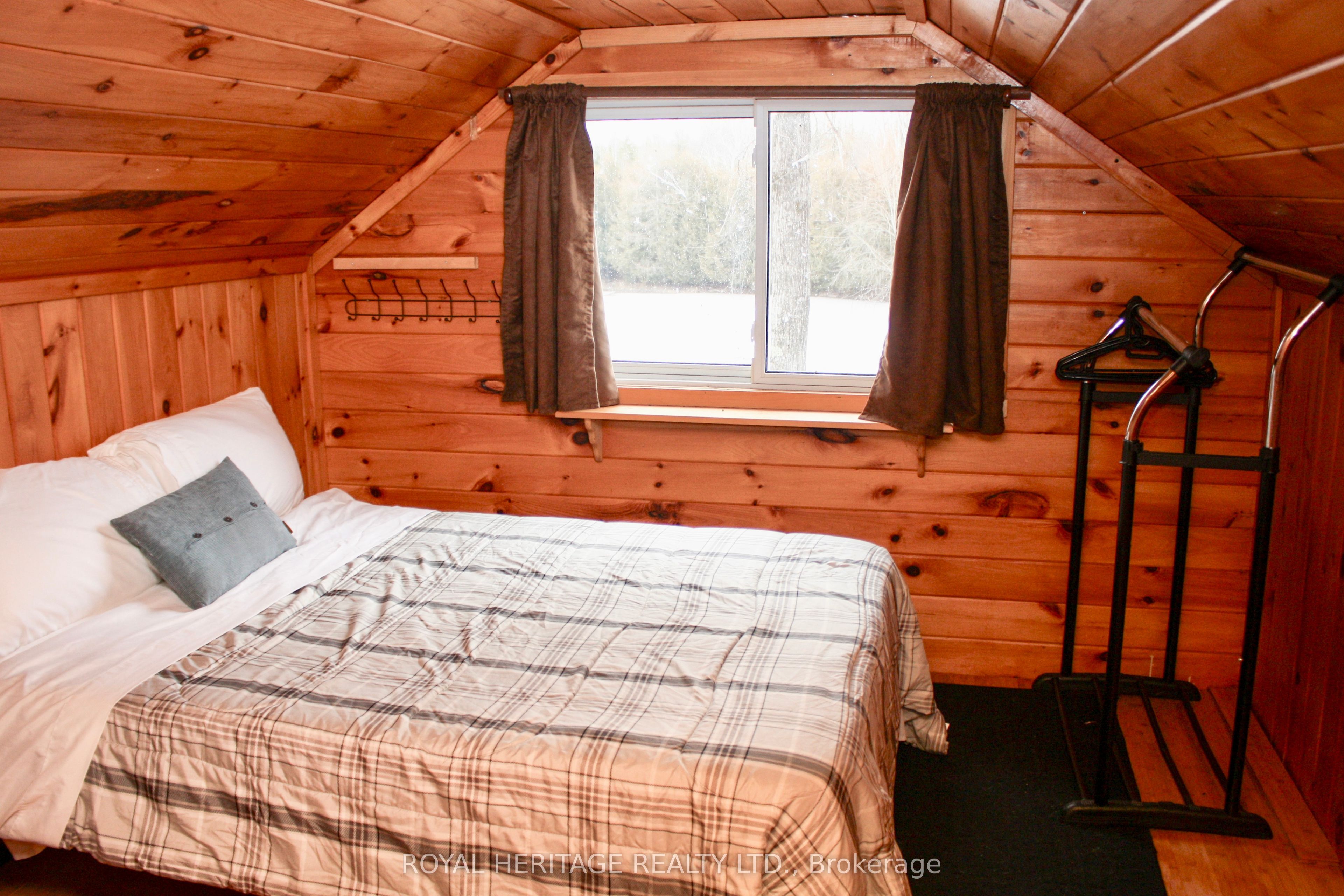 810 4th Line Property Photo 24