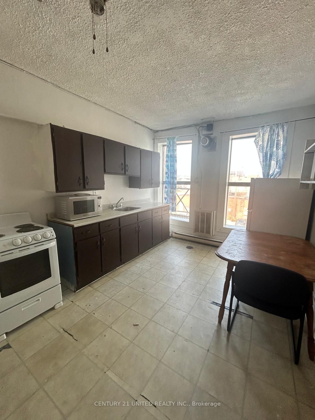 #6 - 164 Charlotte Street Property Photo 6