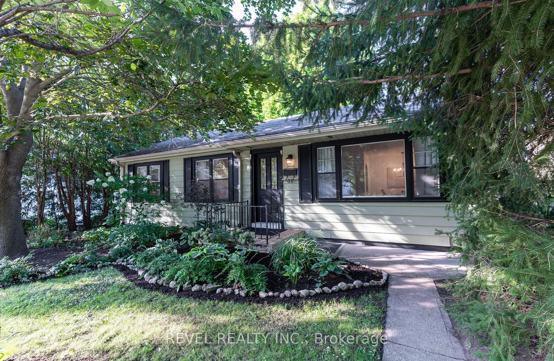 31 Academy St Property Photo 12