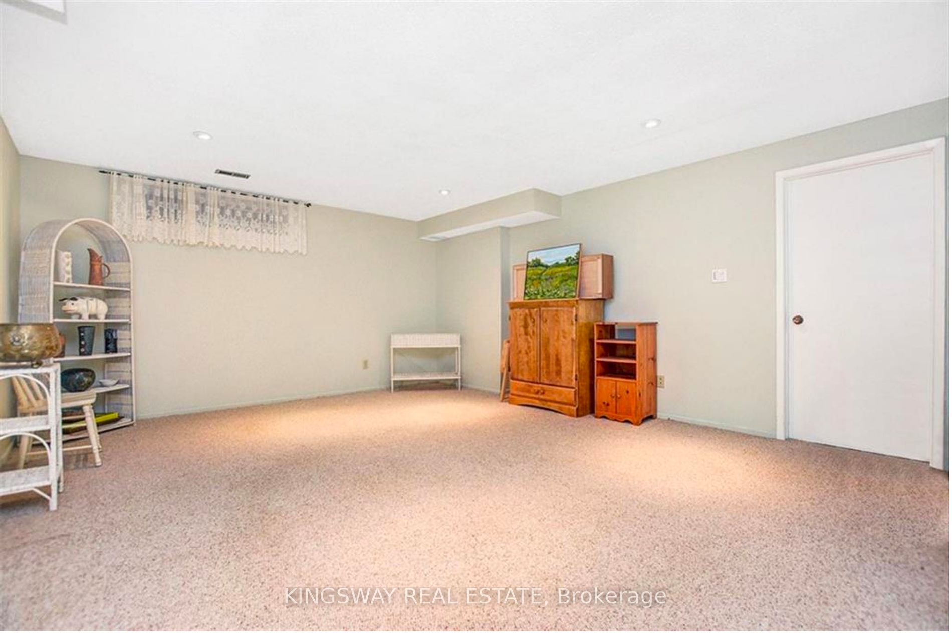 742 Mooney's Bay Pl Property Photo 6