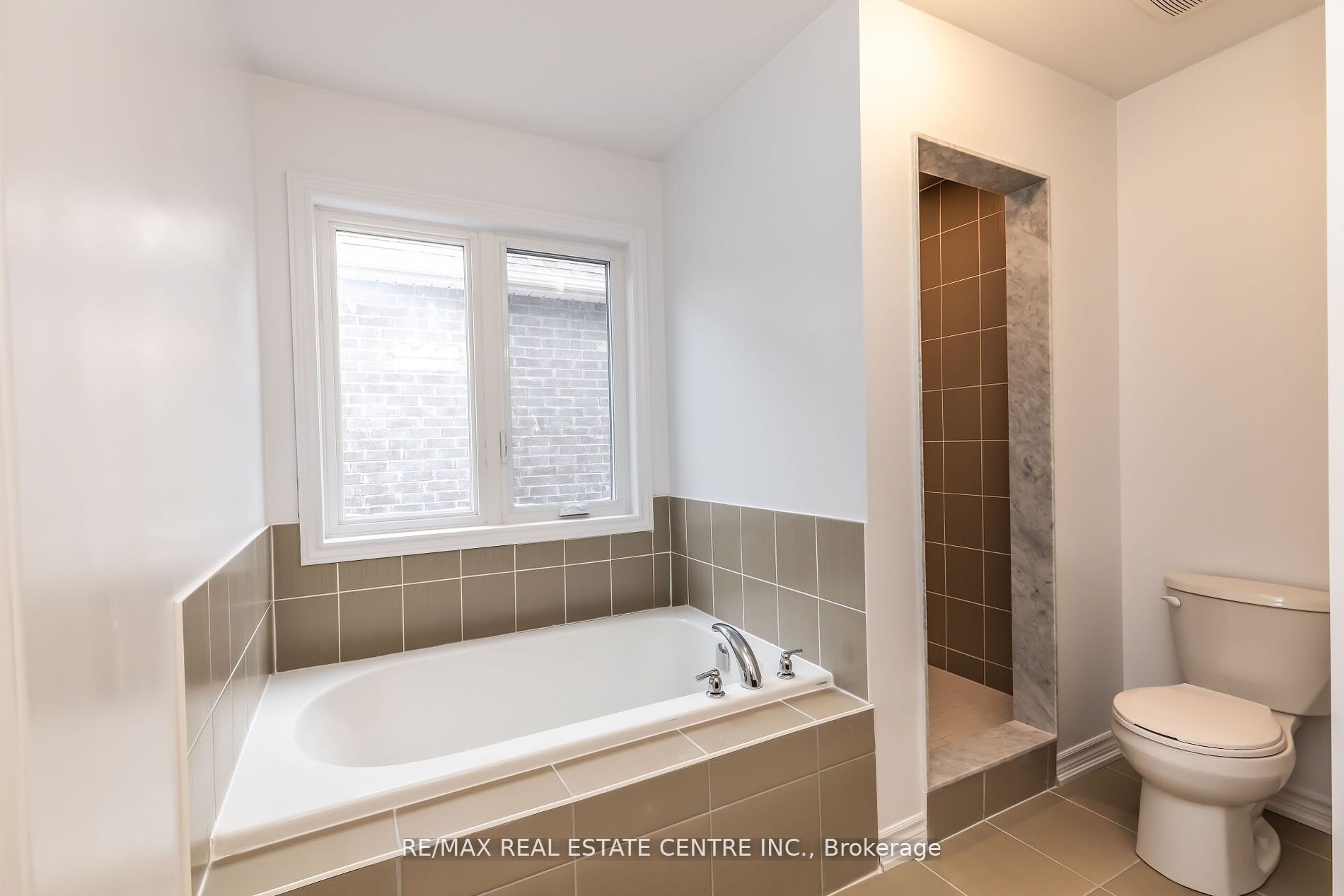10 Mackenzie St Property Photo 21