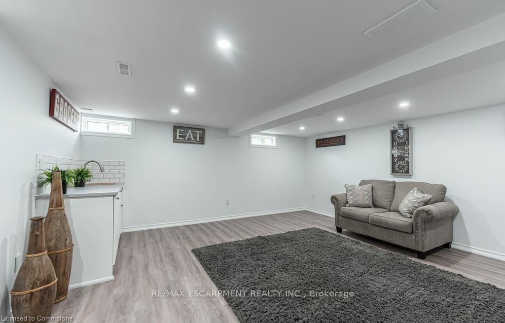 30 Larch St Property Photo 3