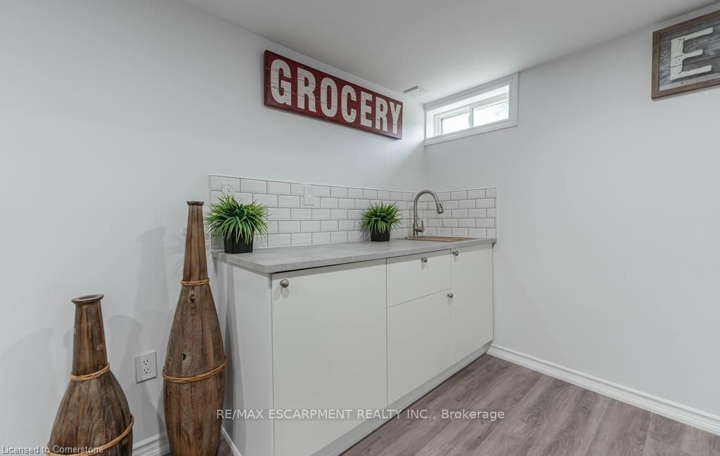 30 Larch St Property Photo 4