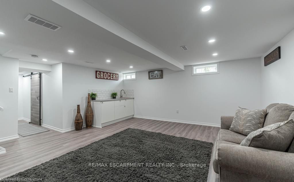 30 Larch St Property Photo 5