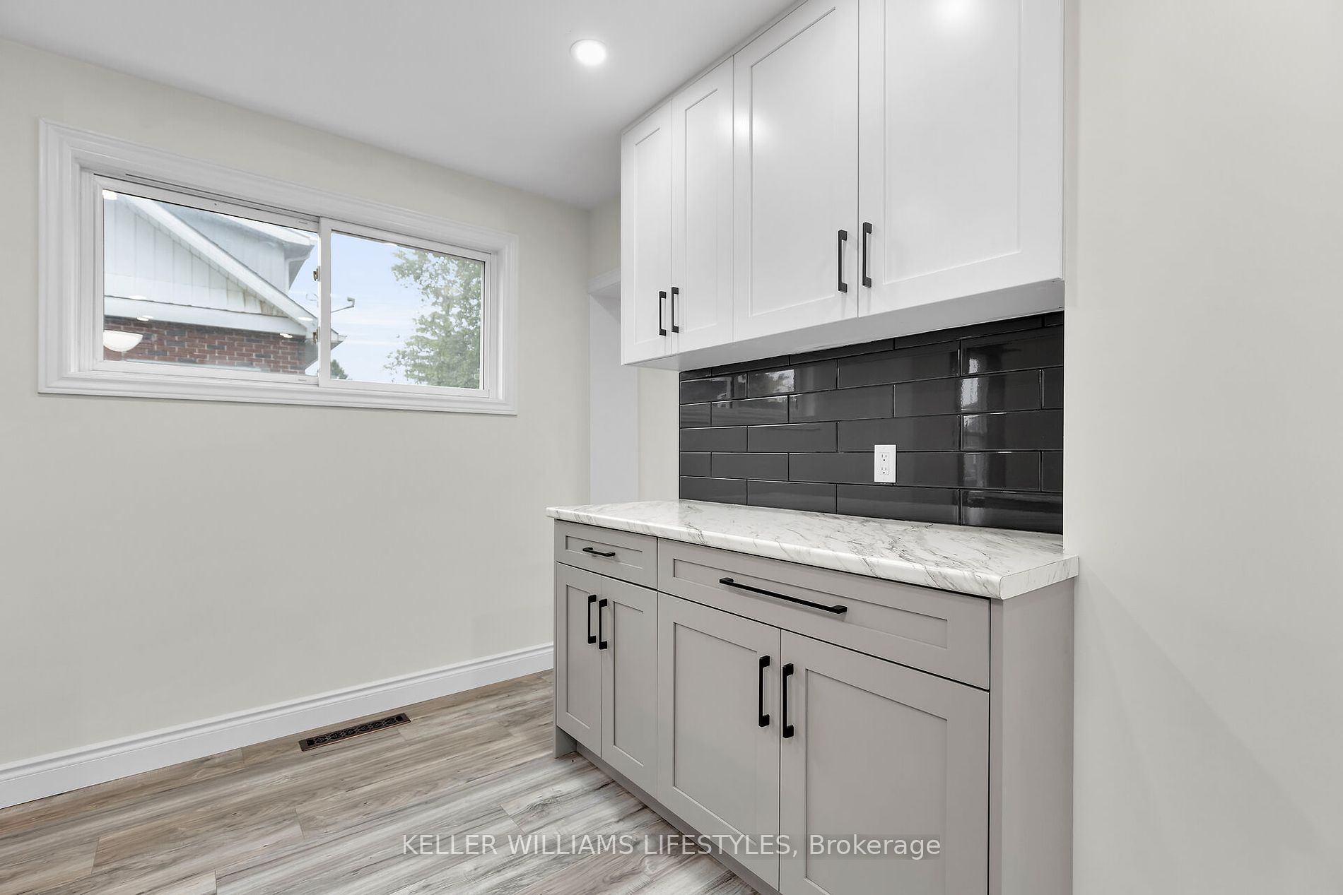 95 John St E Property Photo 2