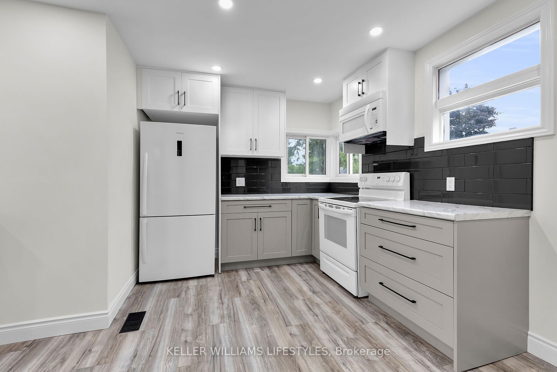 95 John St E Property Photo 3