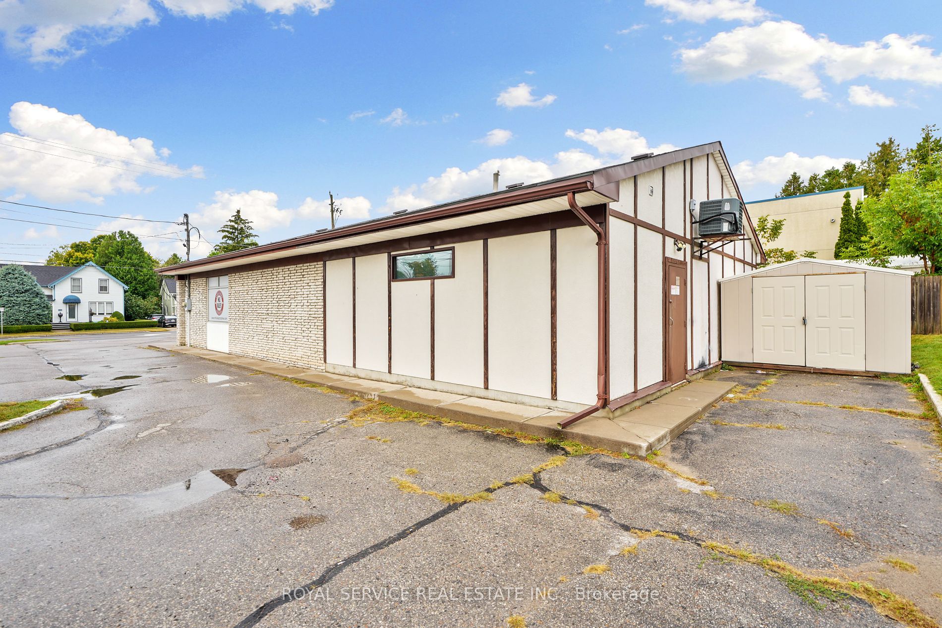 456 Division St Property Photo 3