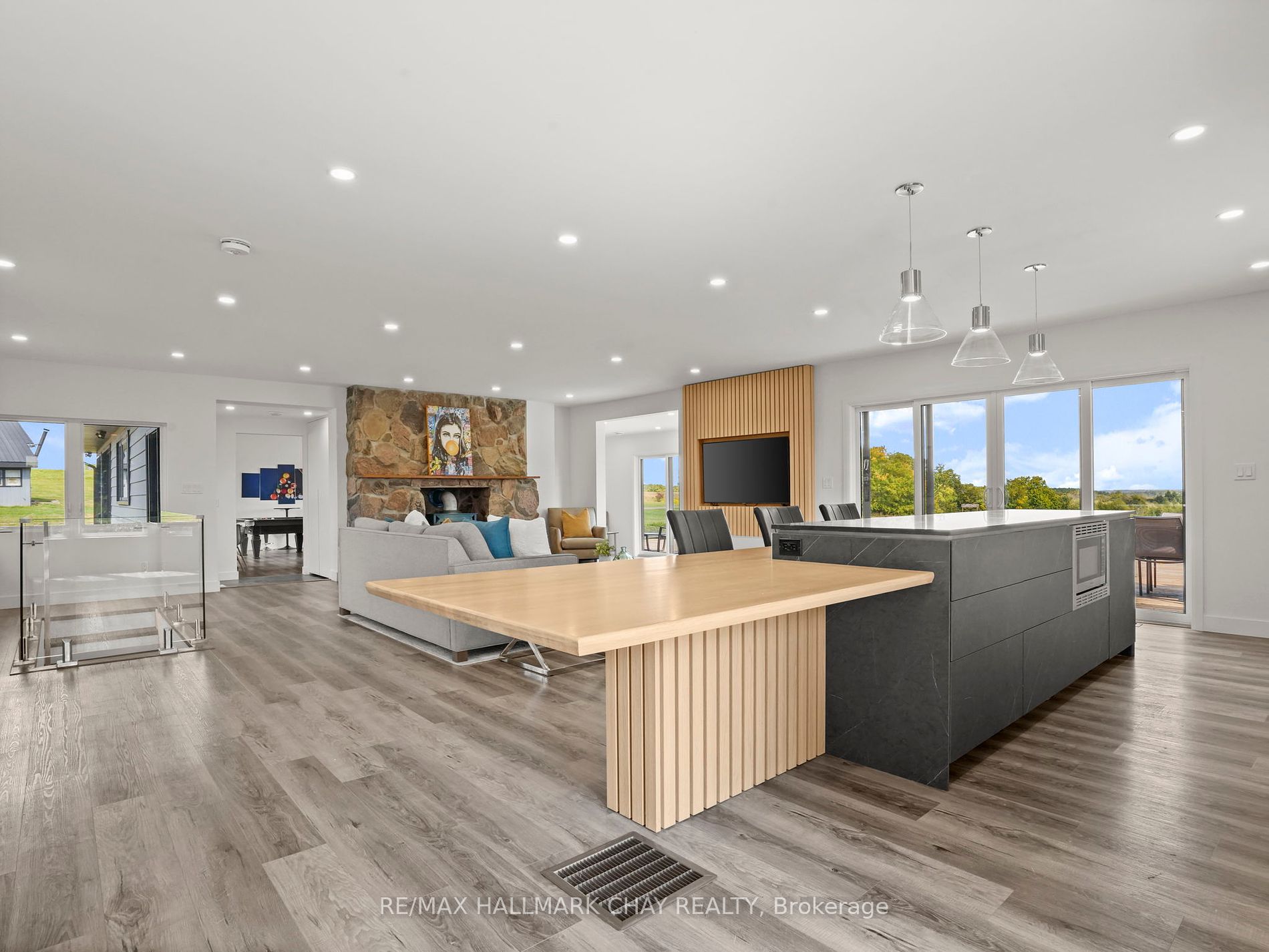 956249 7th Line Property Photo 2