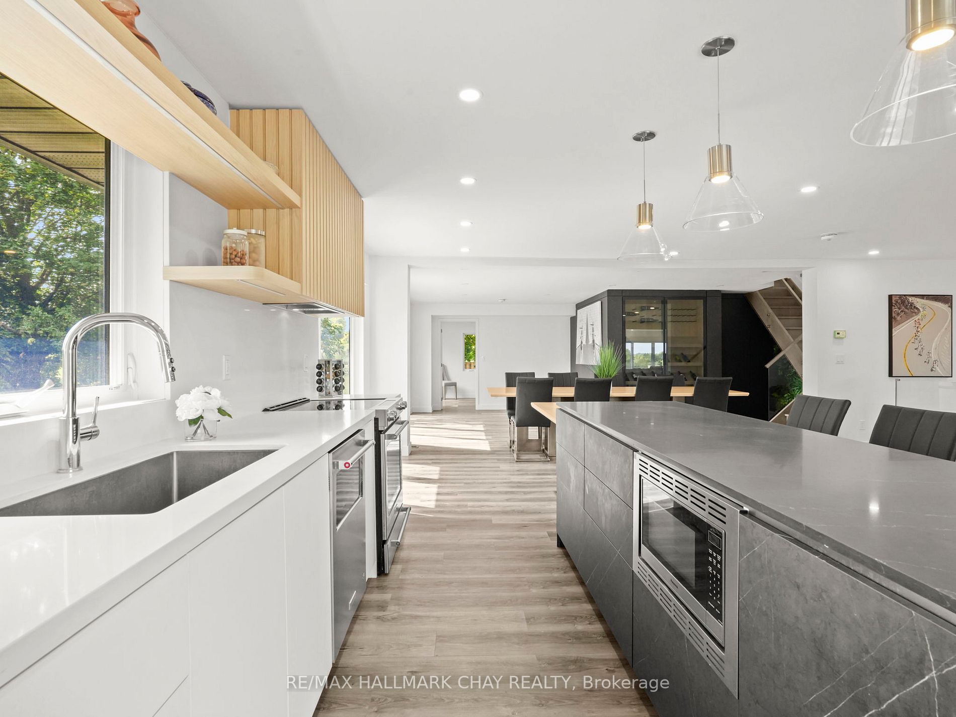 956249 7th Line Property Photo 3