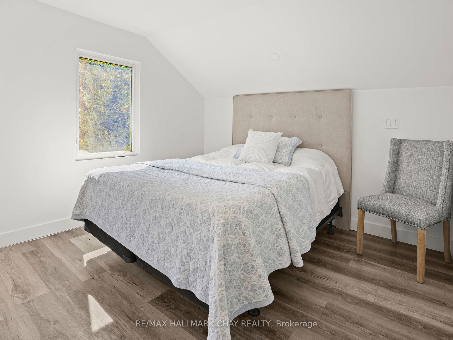 956249 7th Line Property Photo 13