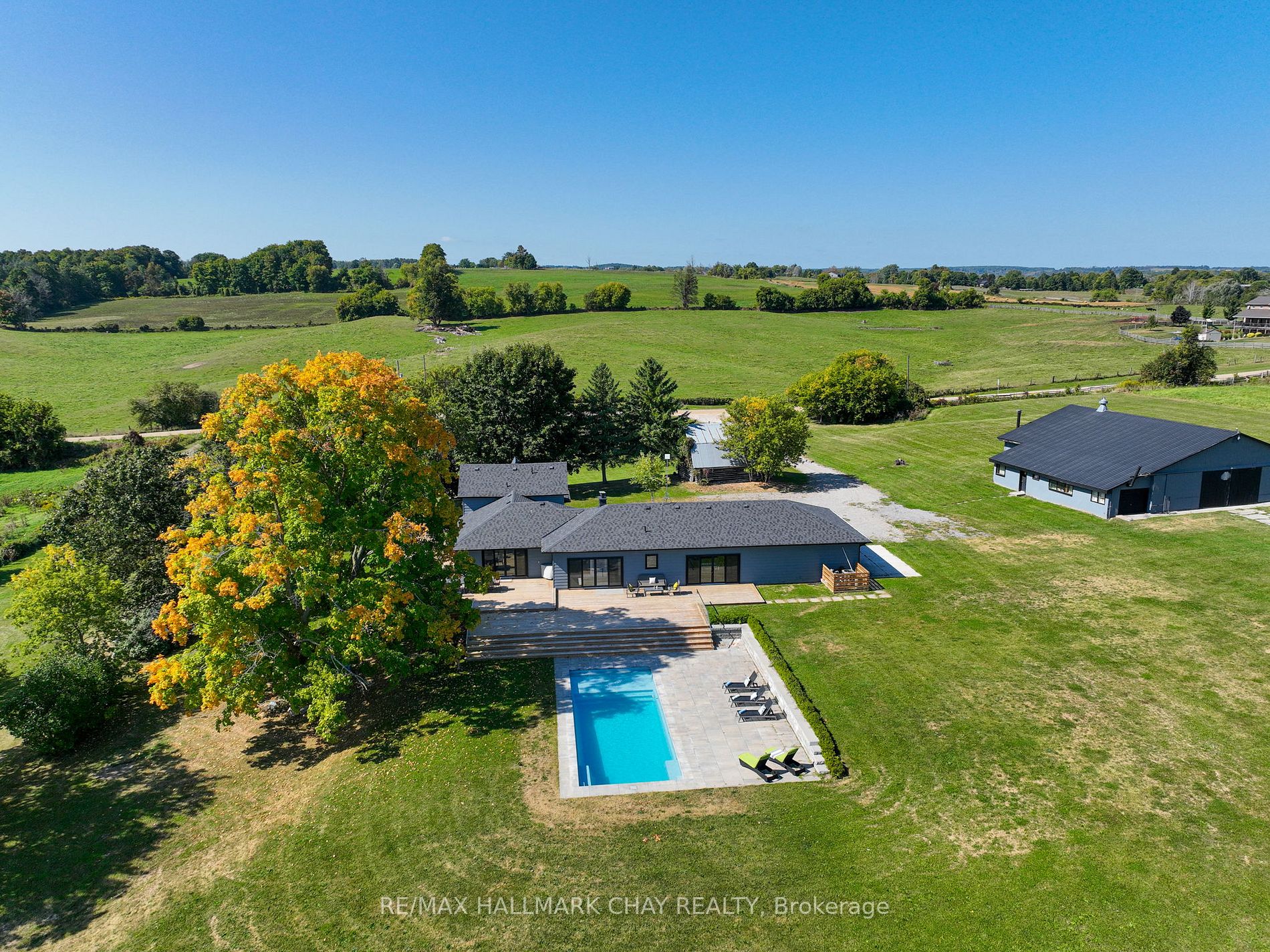 956249 7th Line Property Photo 23