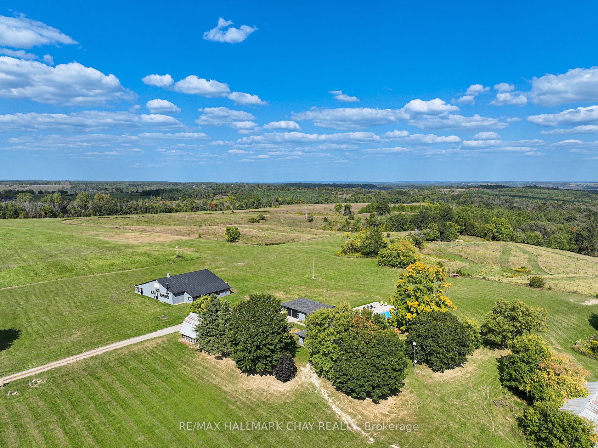 956249 7th Line Property Photo 28