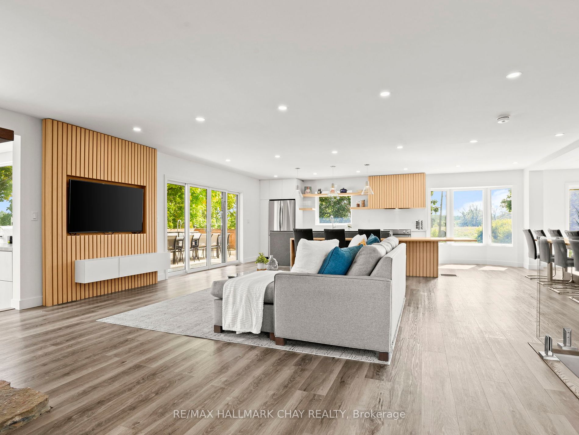 956249 7th Line Property Photo 39