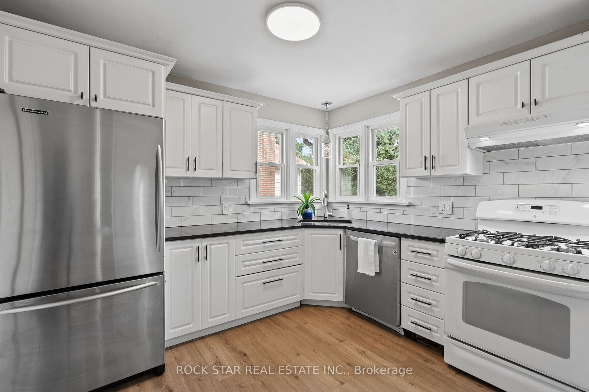 481 Vine St Property Photo 4