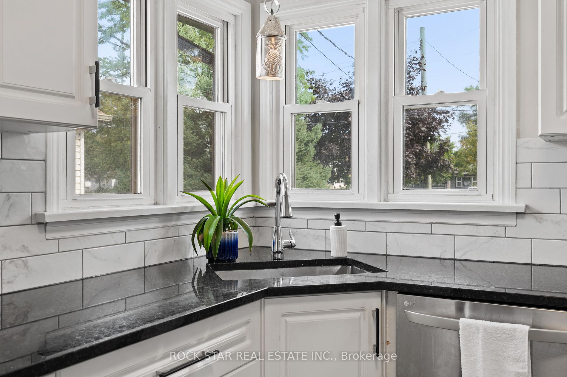 481 Vine St Property Photo 6