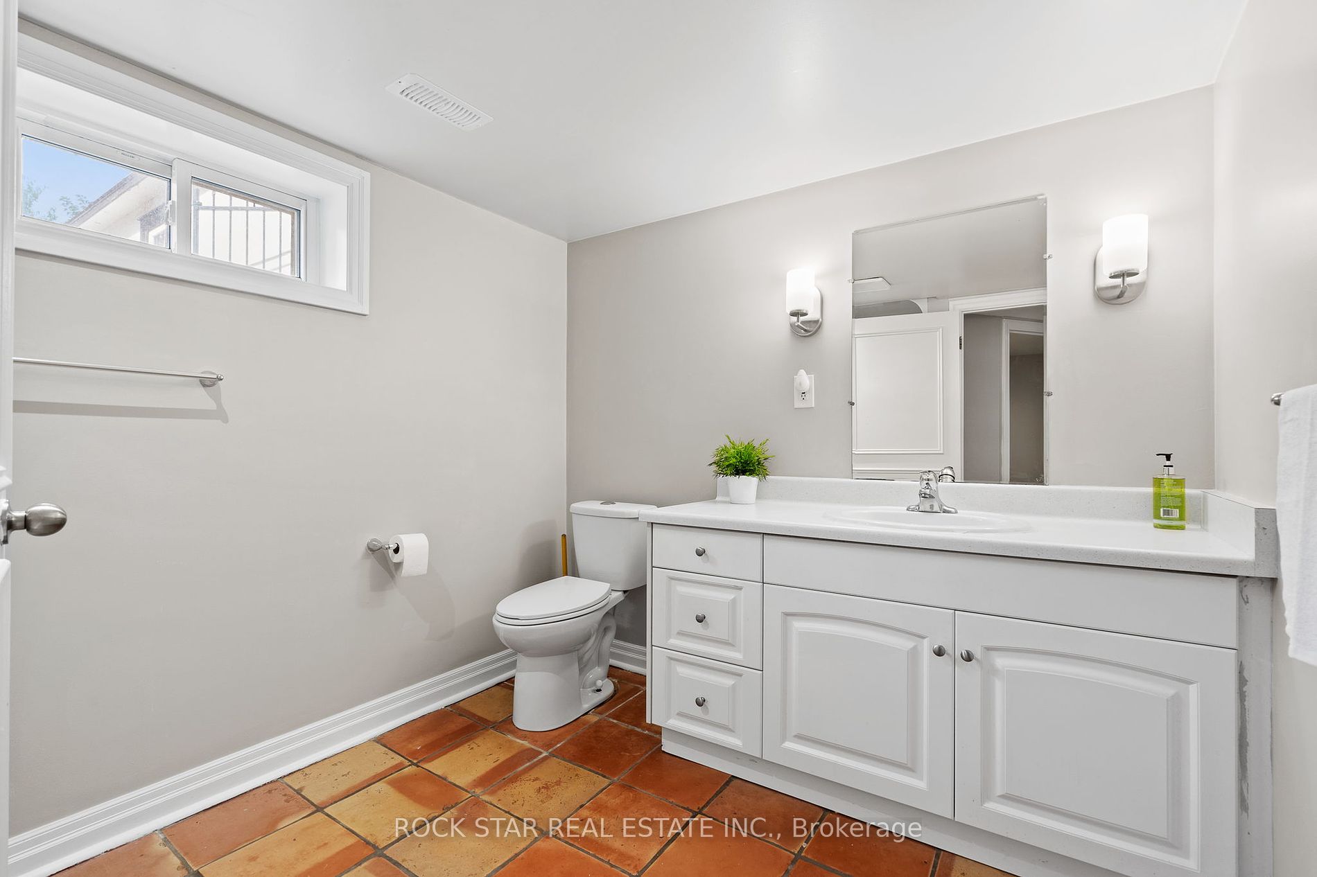 481 Vine St Property Photo 29