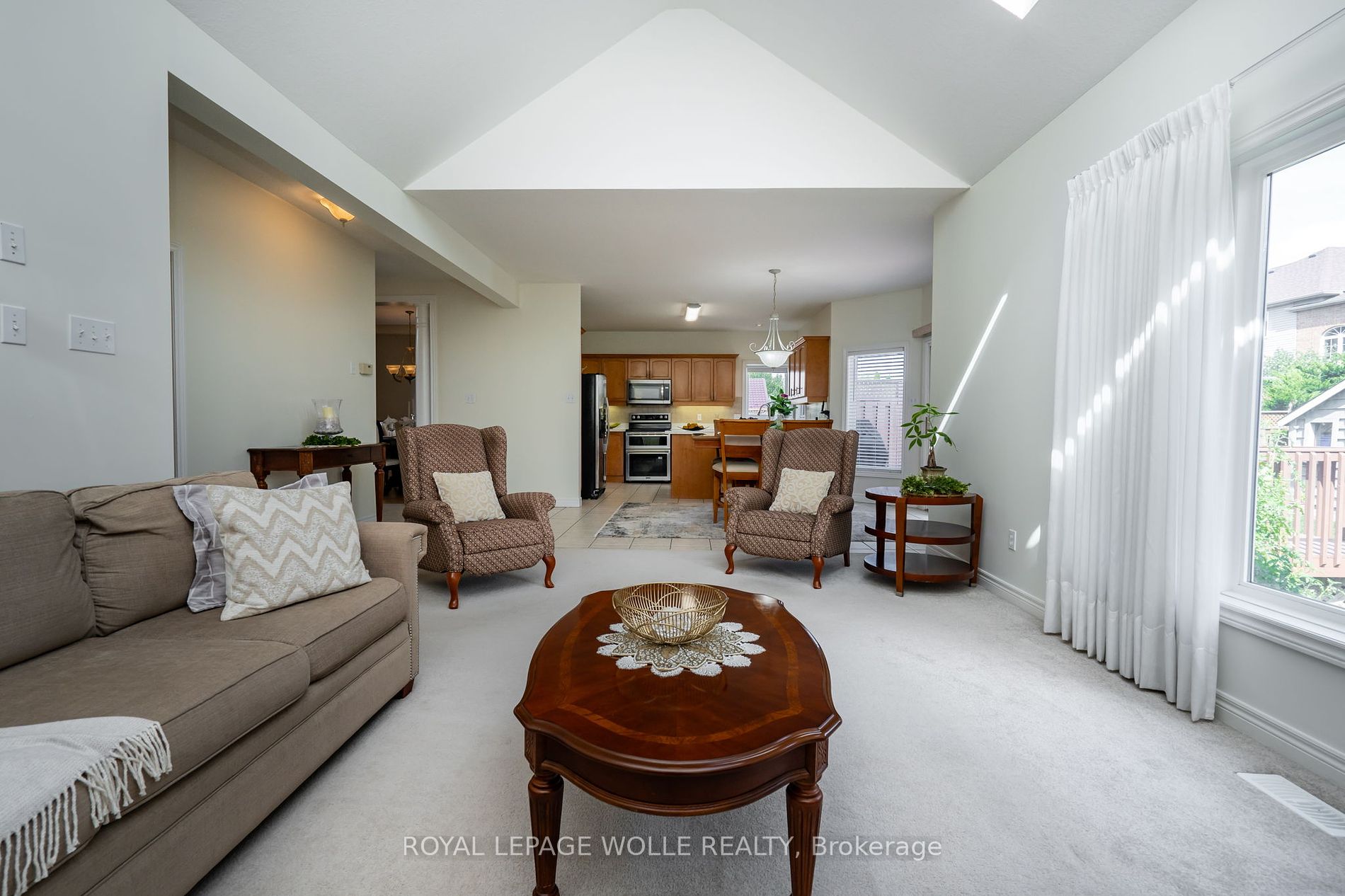 74 Hearthwood Cres Property Photo 5
