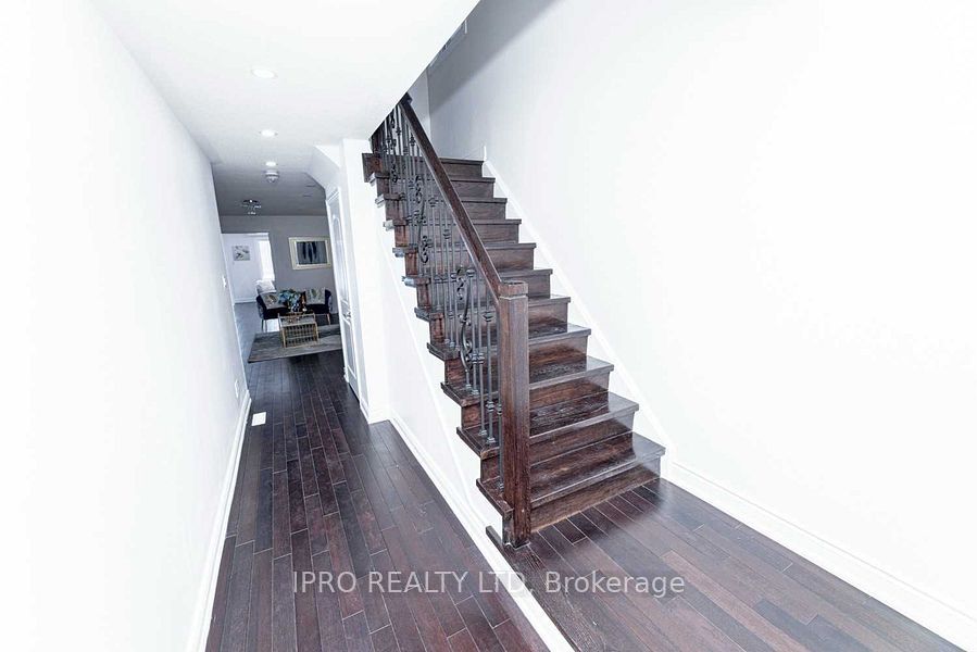 338 Van Dusen Ave Property Photo 3