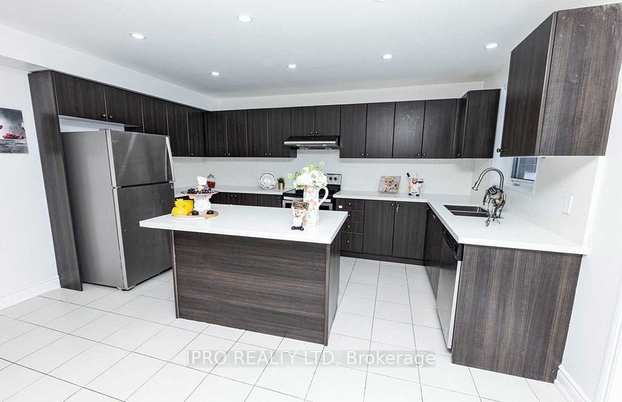 338 Van Dusen Ave Property Photo 8