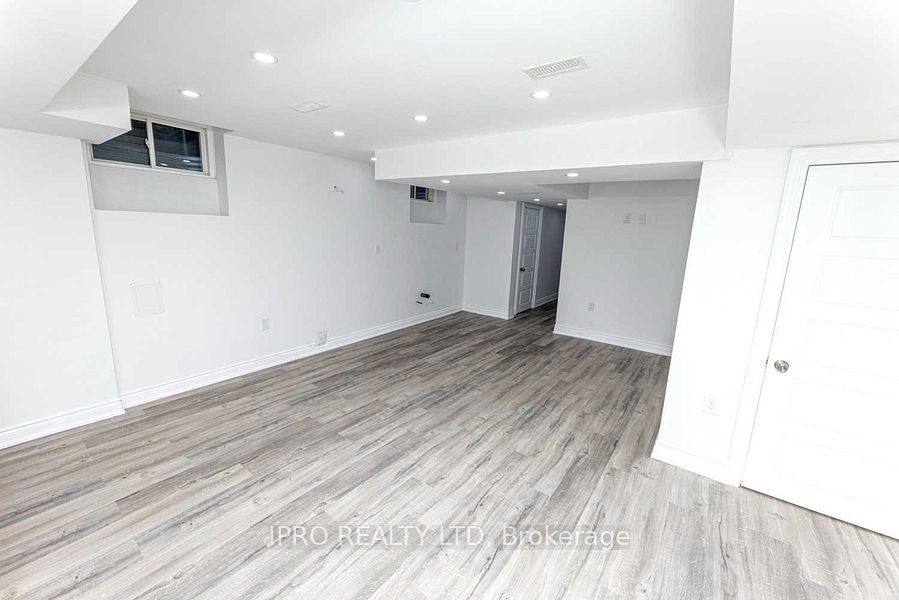 338 Van Dusen Ave Property Photo 27