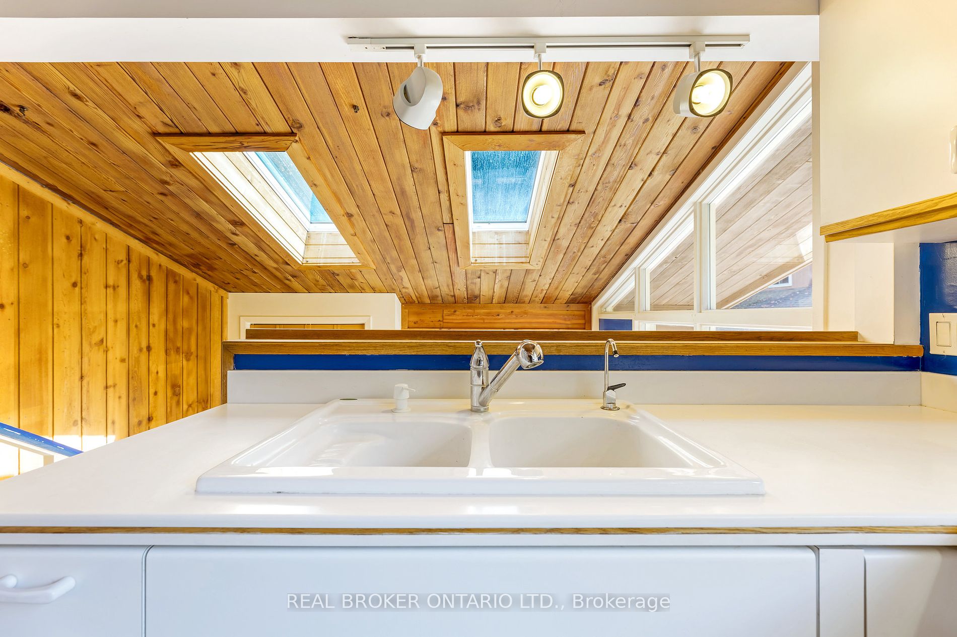 5807 Sixth Line Property Photo 2