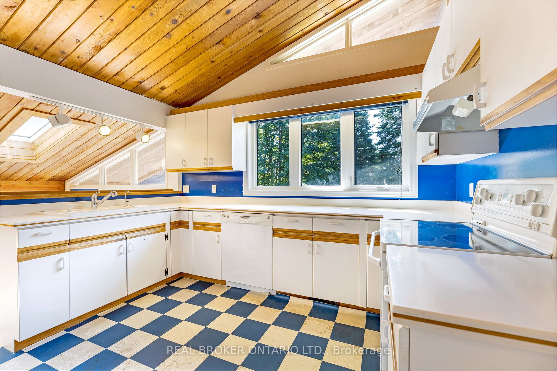 5807 Sixth Line Property Photo 3