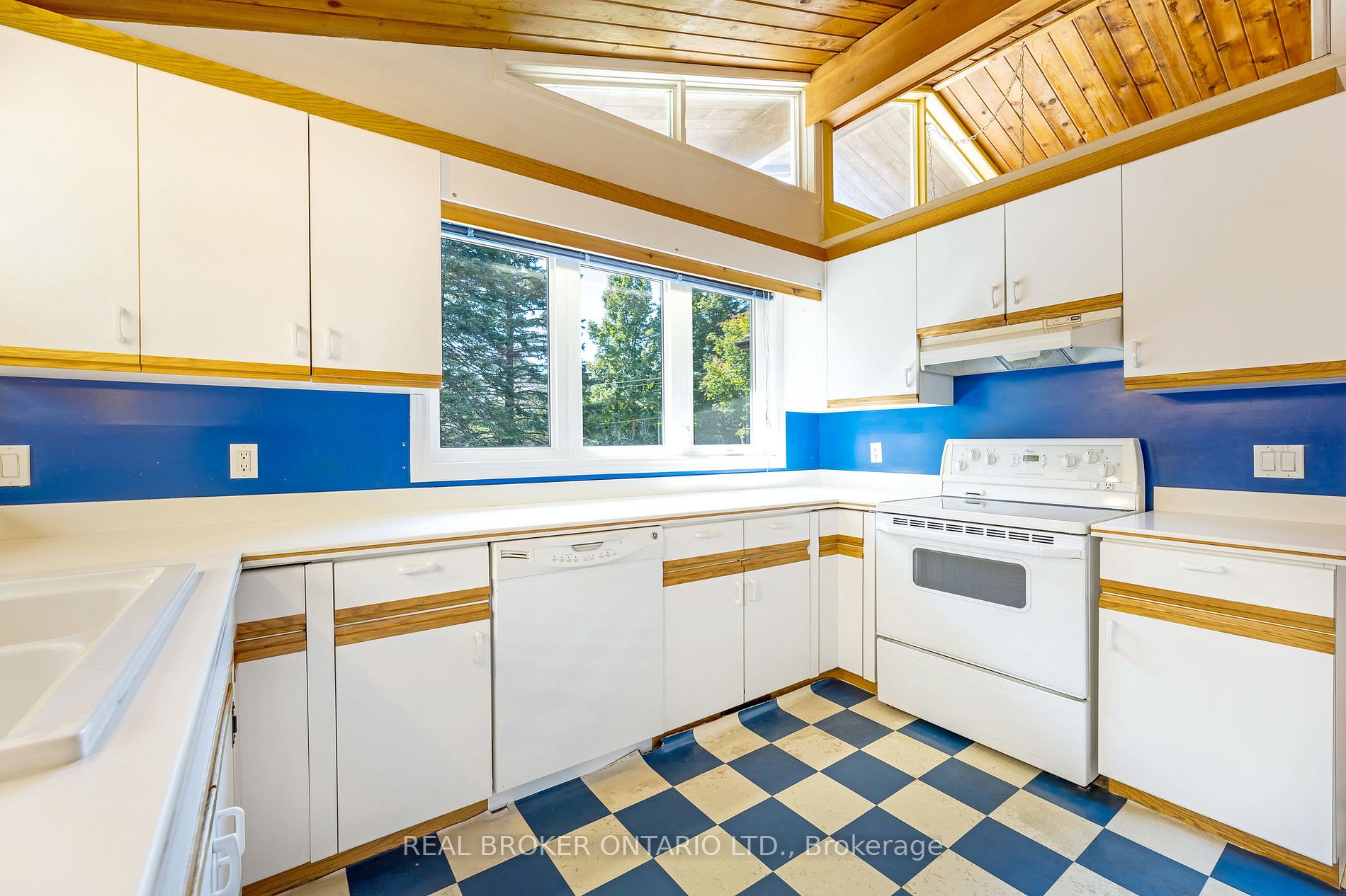 5807 Sixth Line Property Photo 4