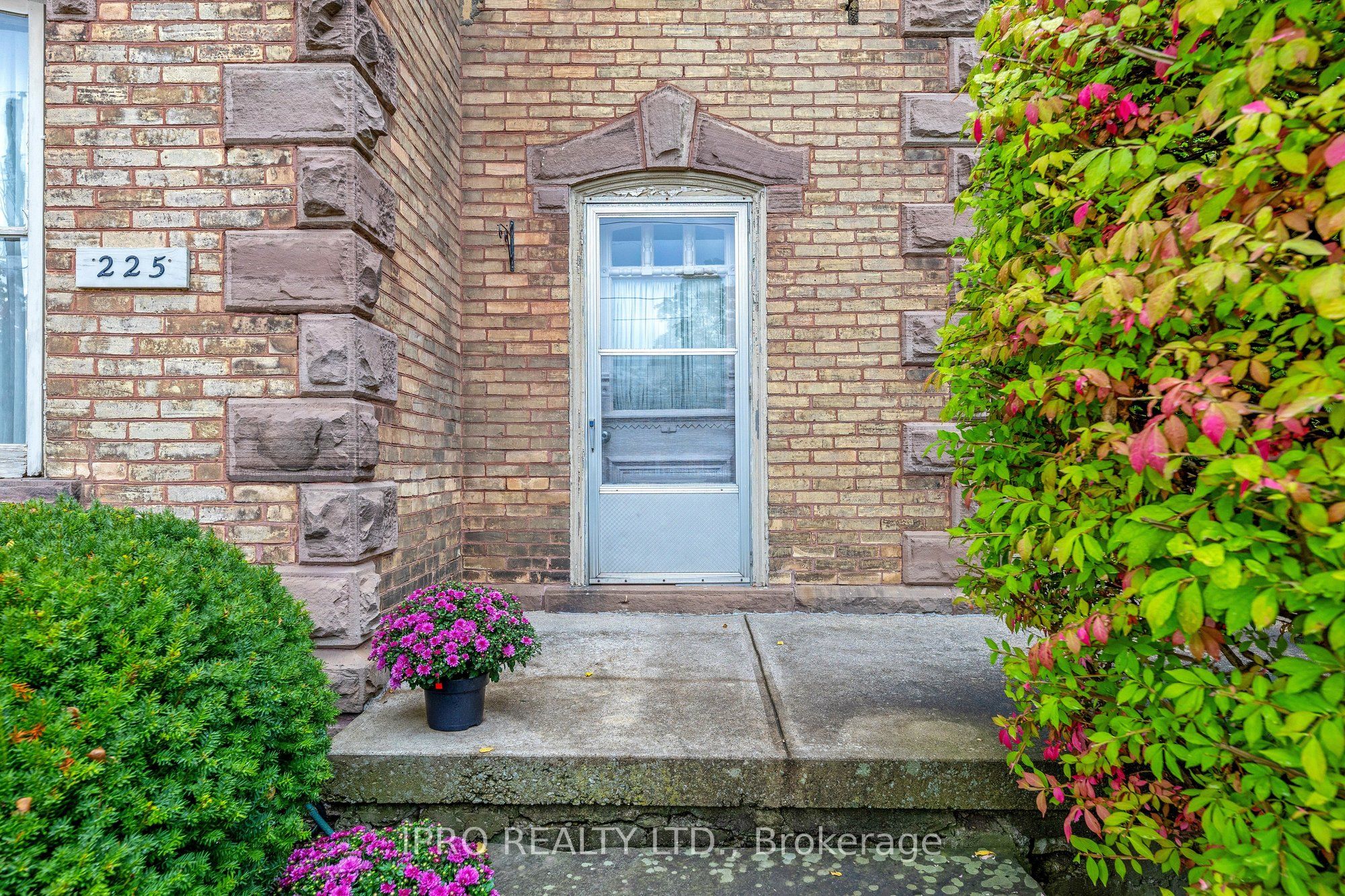 225 Main Street Property Photo 3