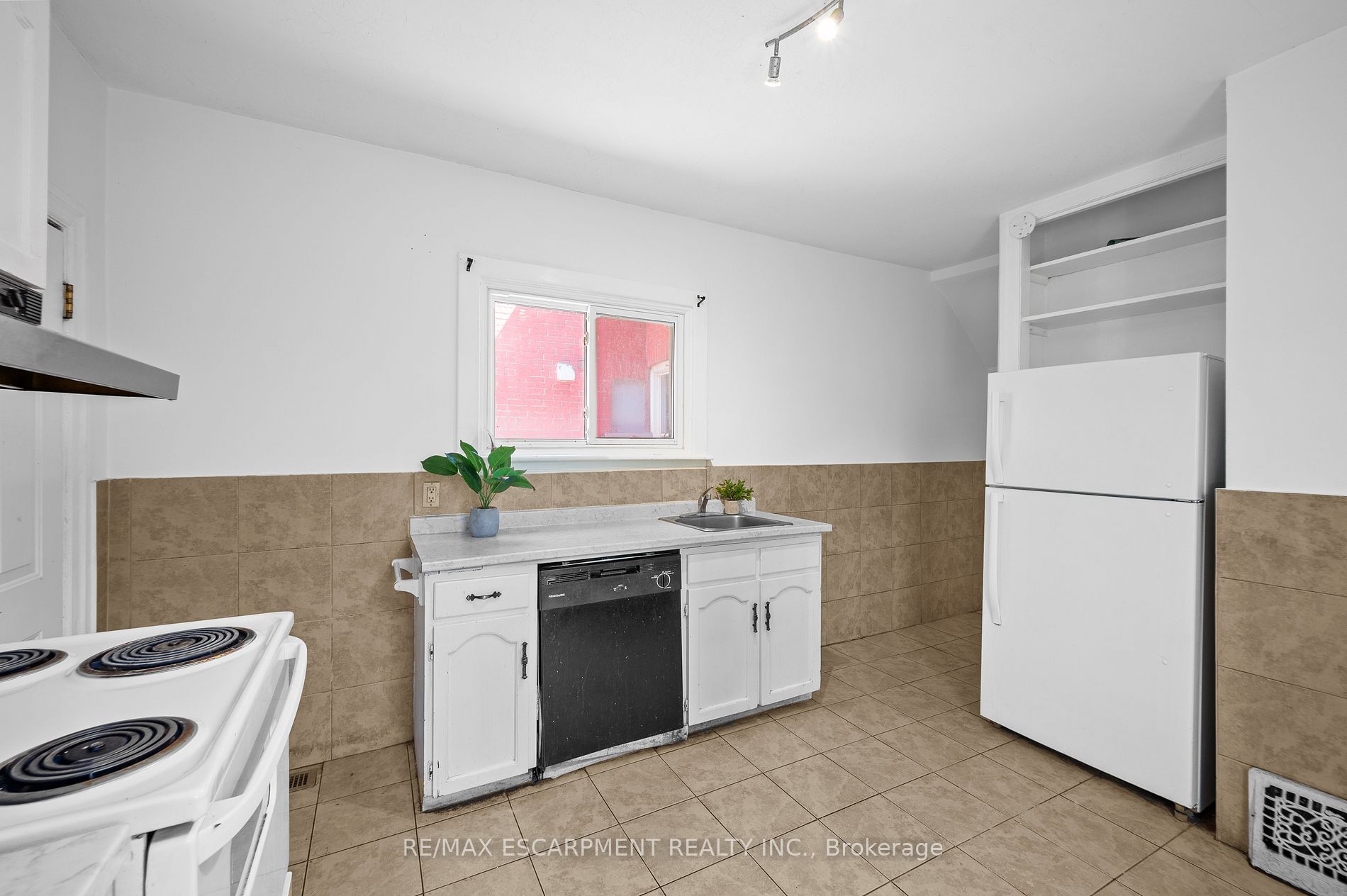 281 Wentworth St N Property Photo 4