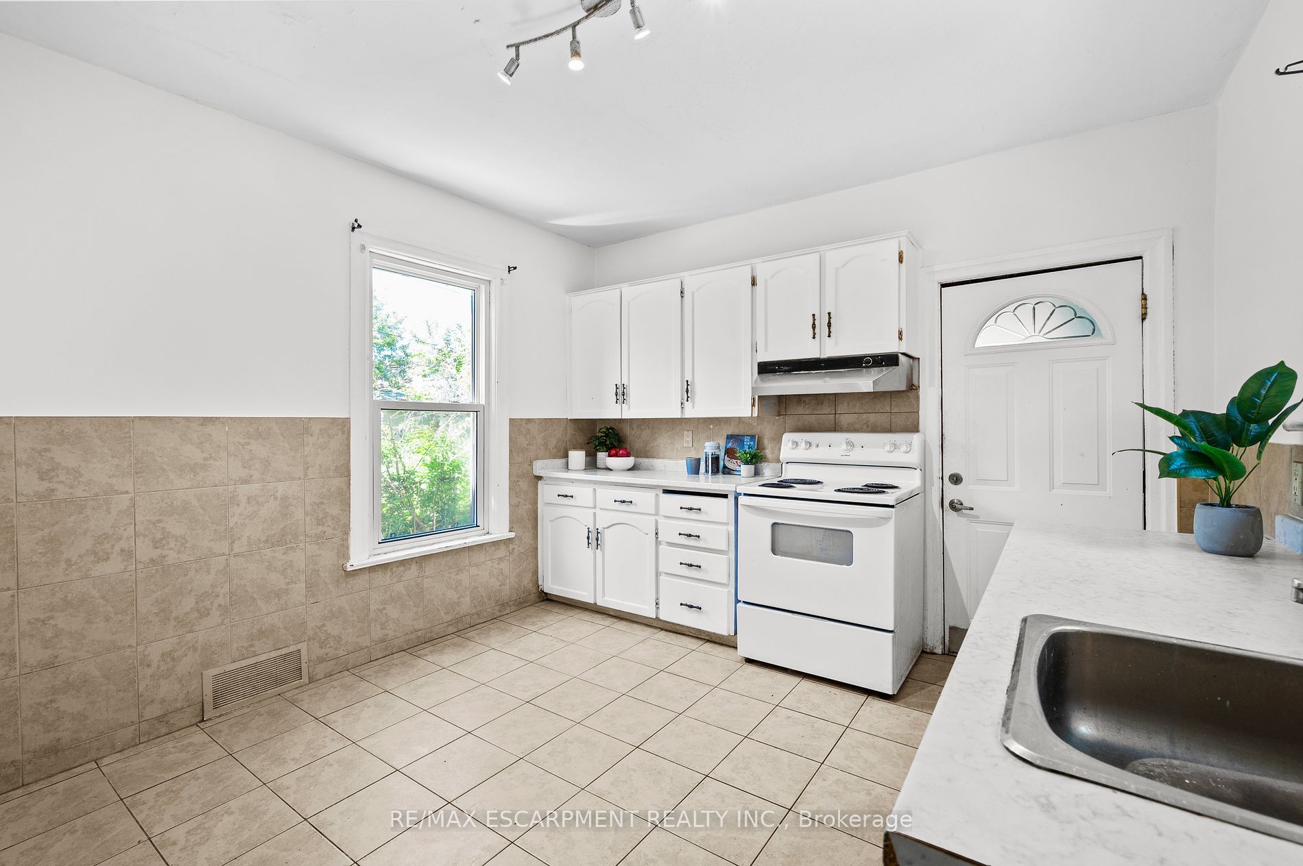 281 Wentworth St N Property Photo 5