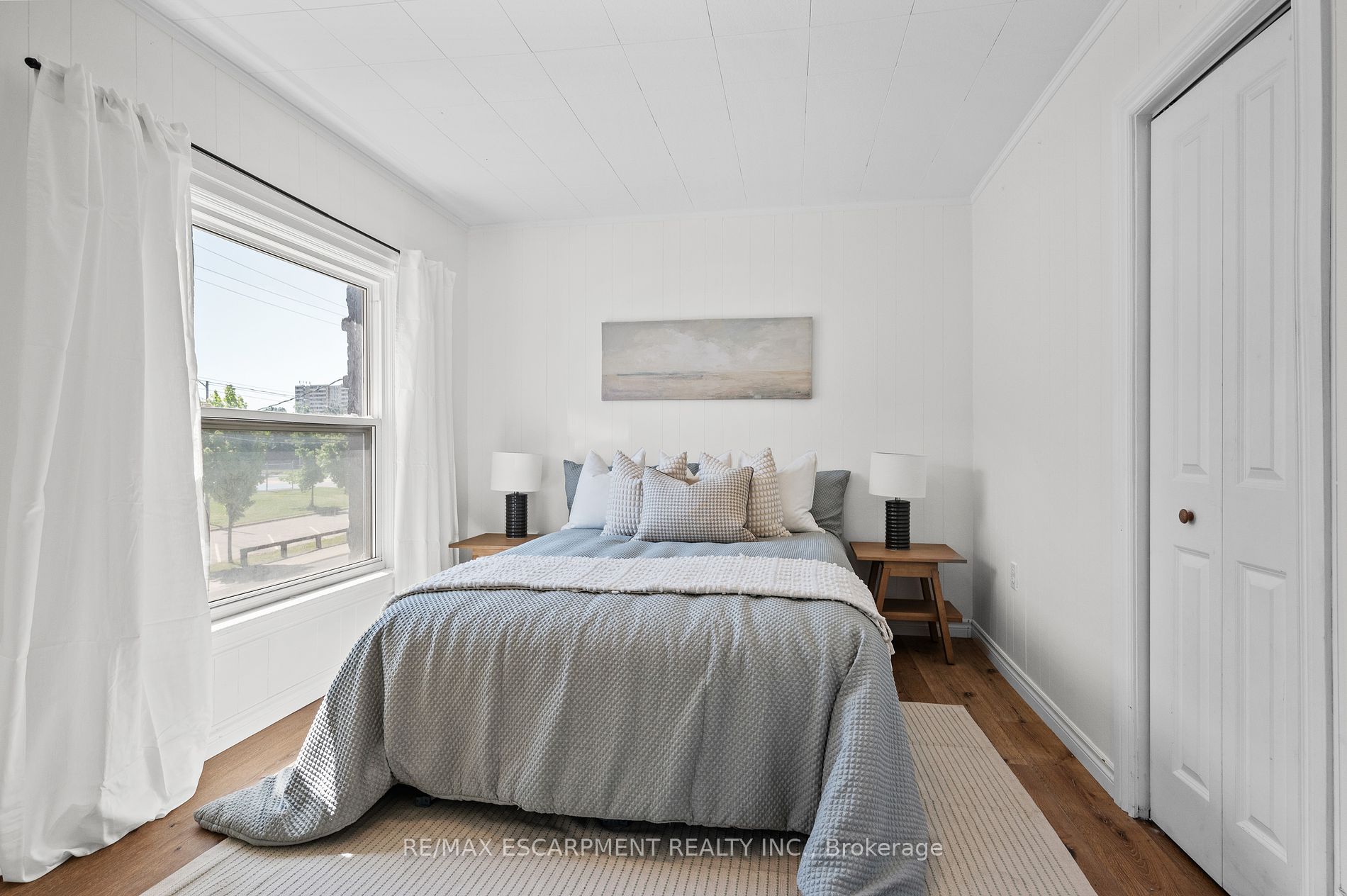 281 Wentworth St N Property Photo 6