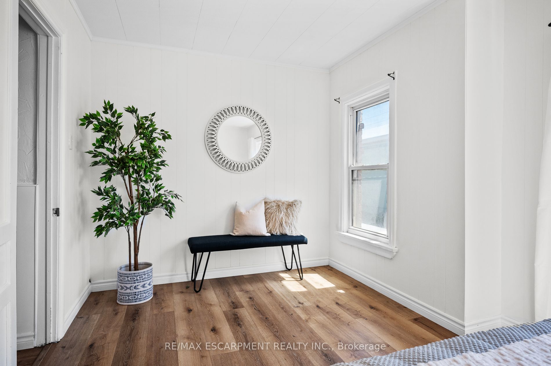 281 Wentworth St N Property Photo 8