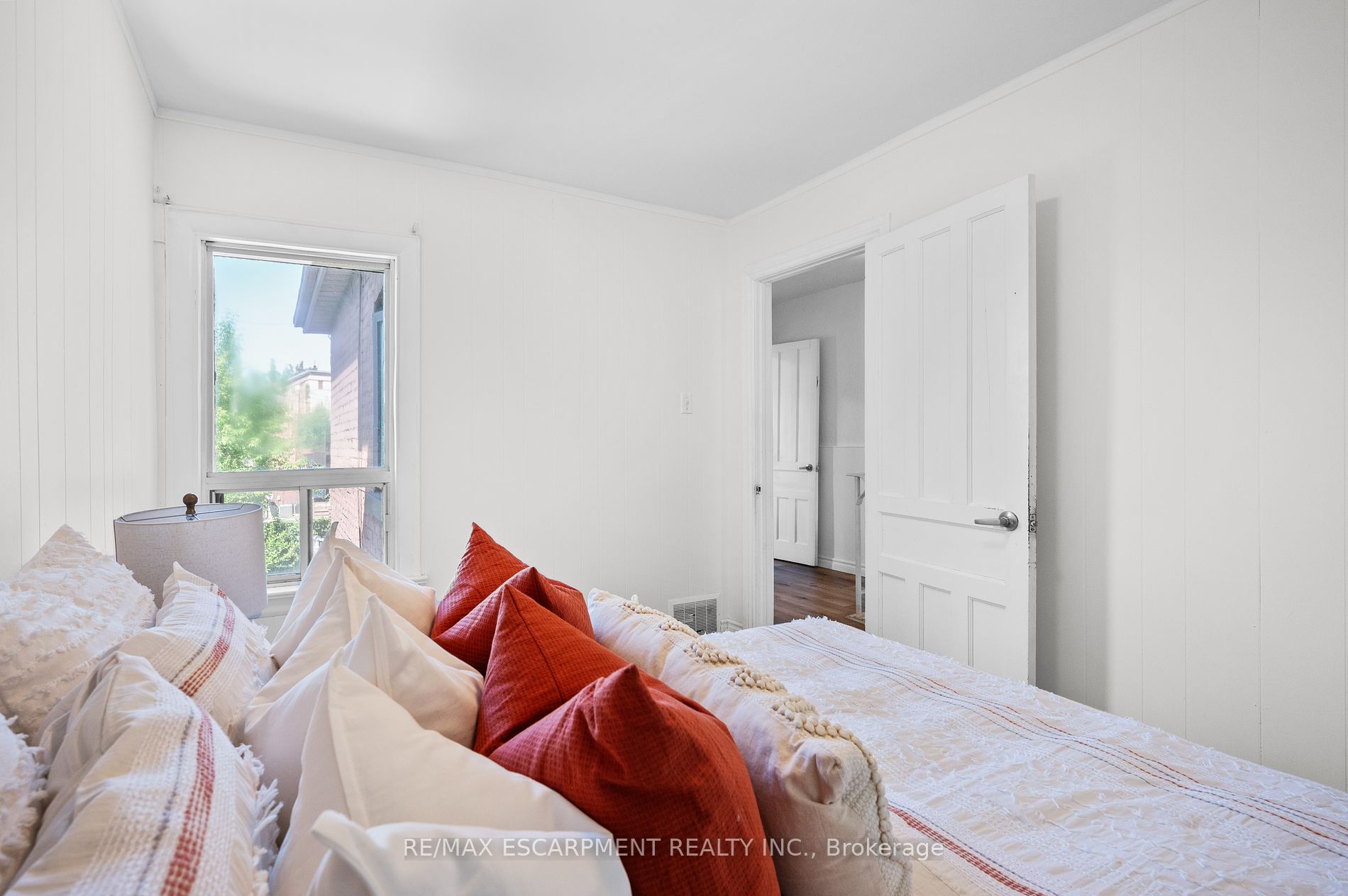 281 Wentworth St N Property Photo 11